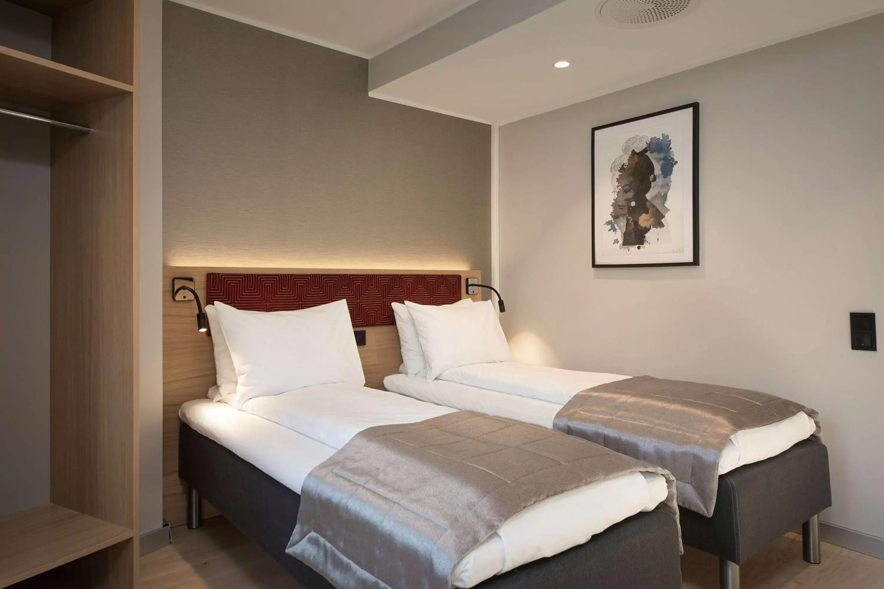 Photo of the whole room, Bed in Bergen Harbour Hotel, WorldHotels Crafted