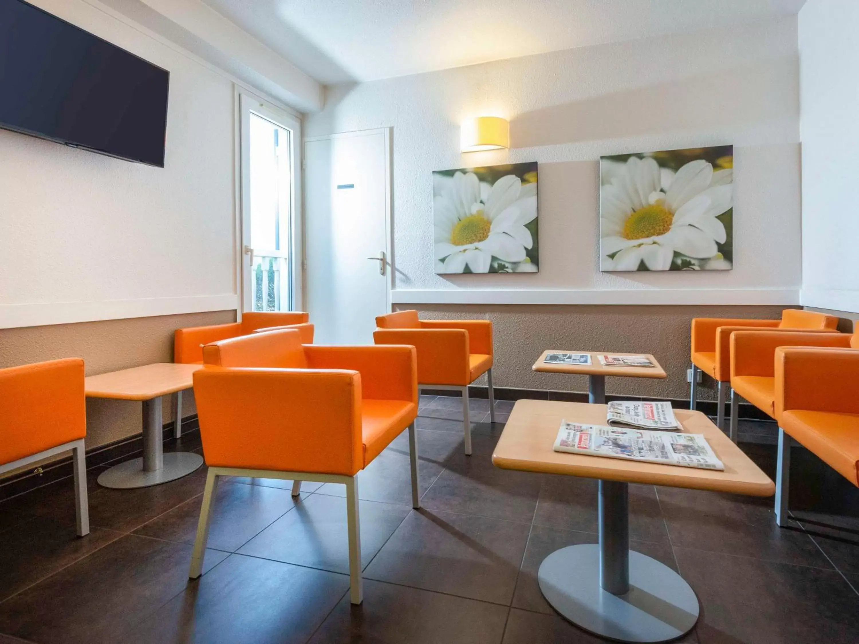 Property building, Lounge/Bar in ibis Budget Mâcon Sud