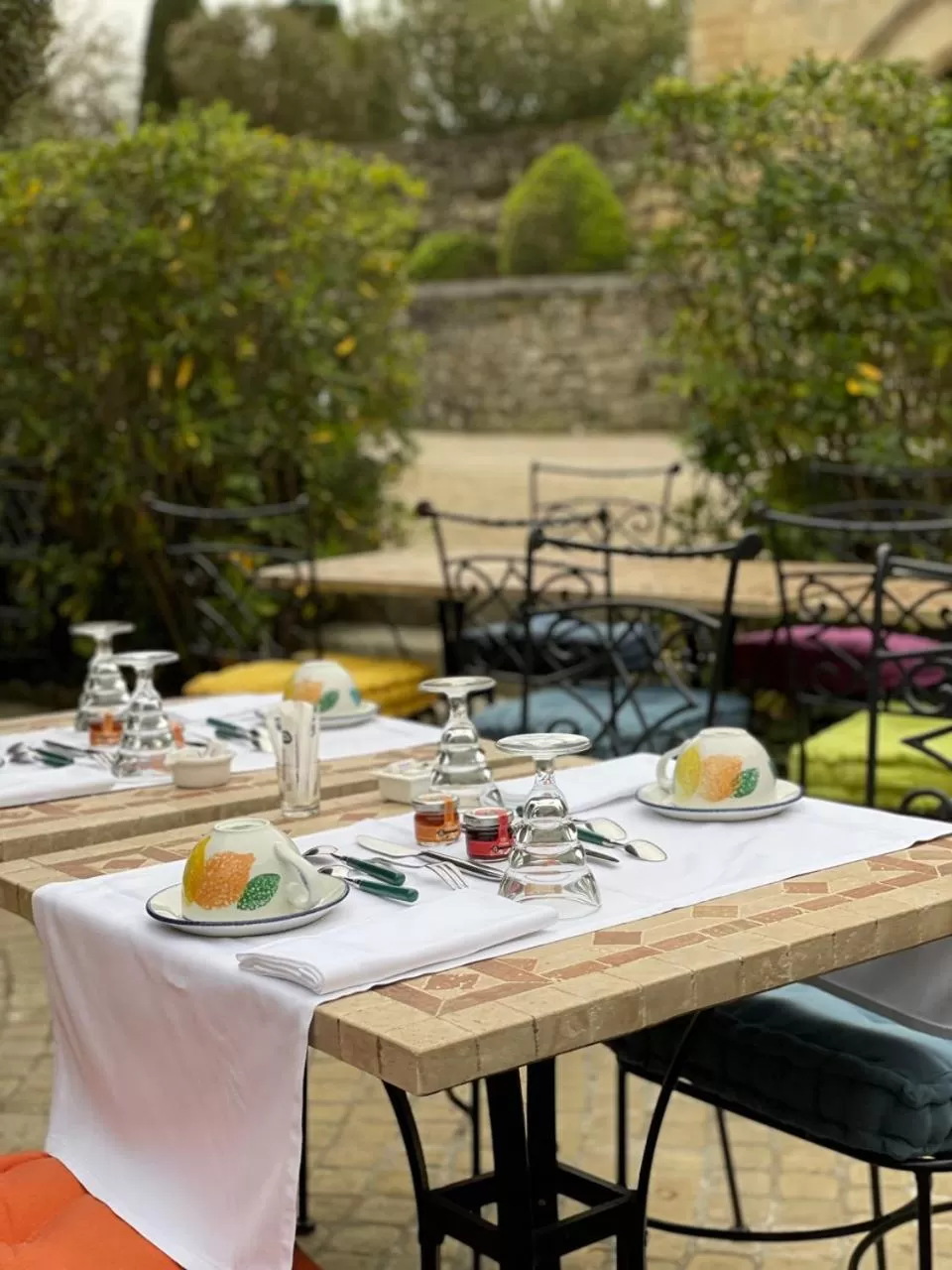 Patio in Hôtel Au Logis des Remparts