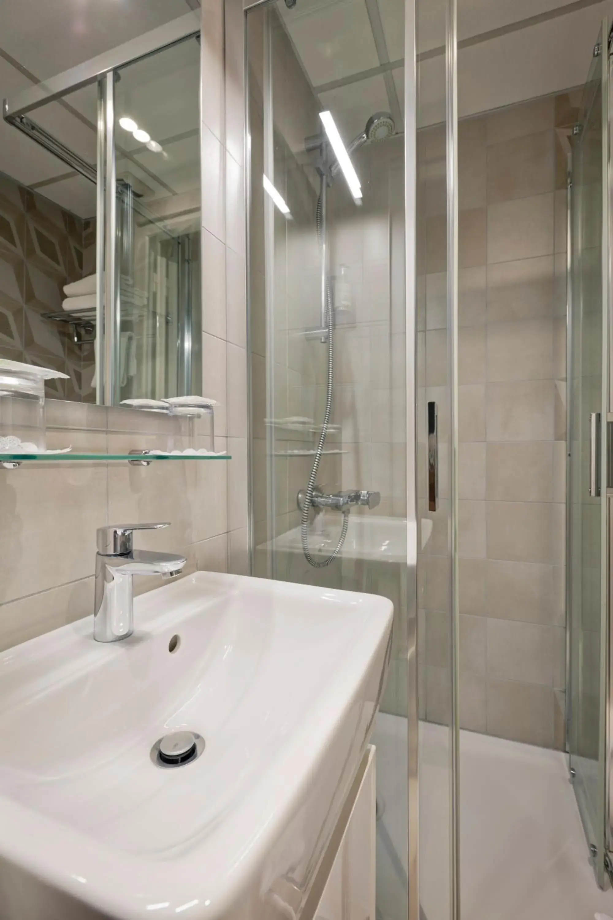 Shower, Bathroom in HÃ´tel du Dauphin