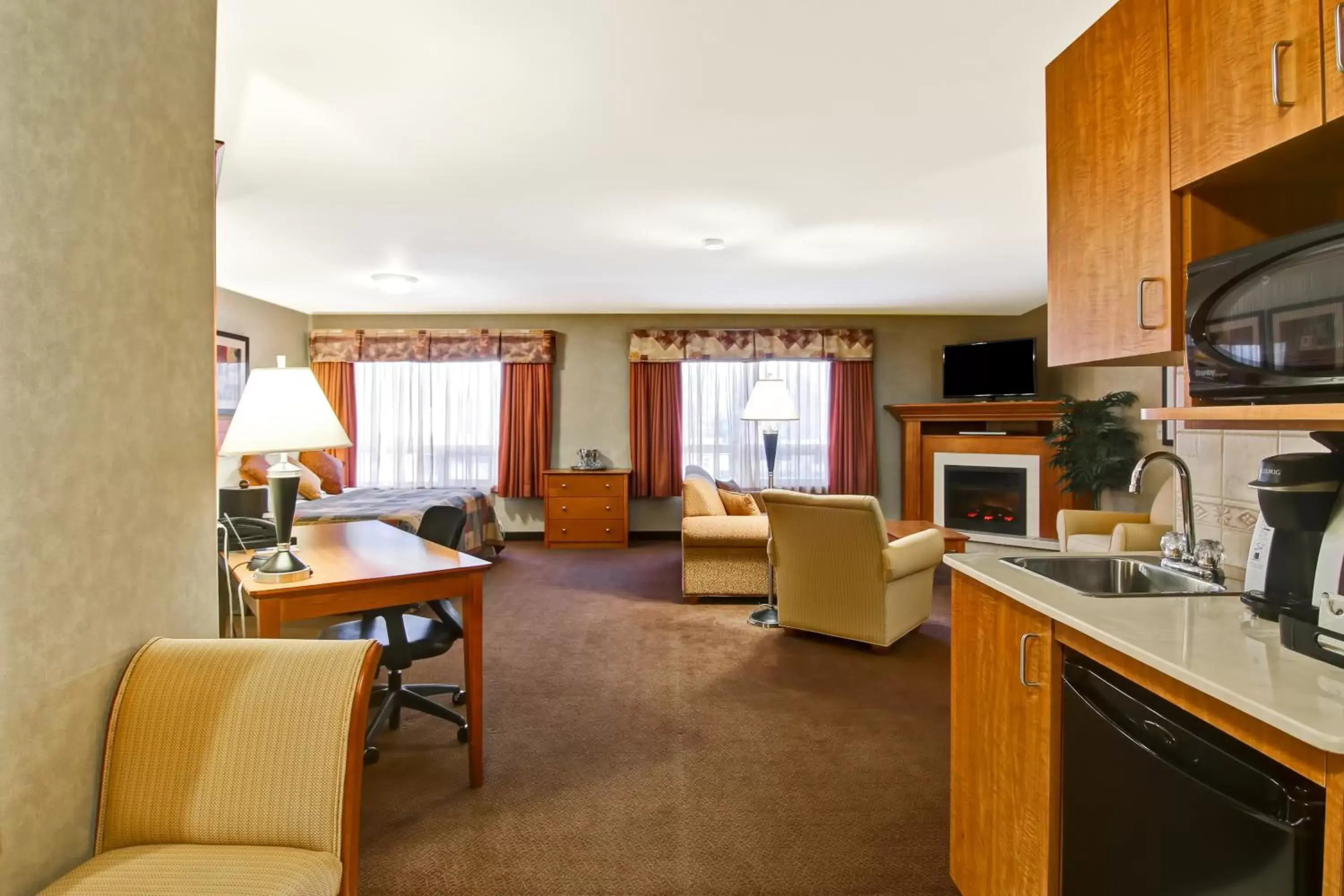 Seating area, Kitchen/Kitchenette in Canalta Stettler