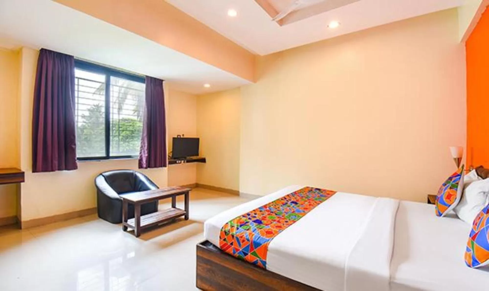 Bed, TV/Entertainment Center in FabHotel Span Executive