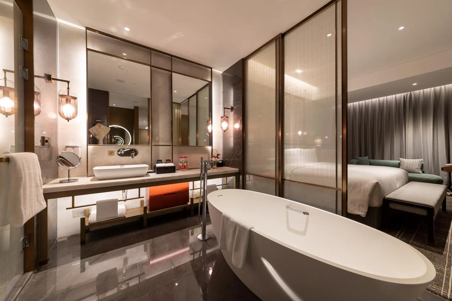 Bathroom, Bed in HUALUXE Xi'an Chanba by IHG-西安浐灞华邑酒店-Near Xi'an International Convention Exhibition Center and Shopping mall and The Romantic show of Xi'an-Free Luggage Storage-English Service