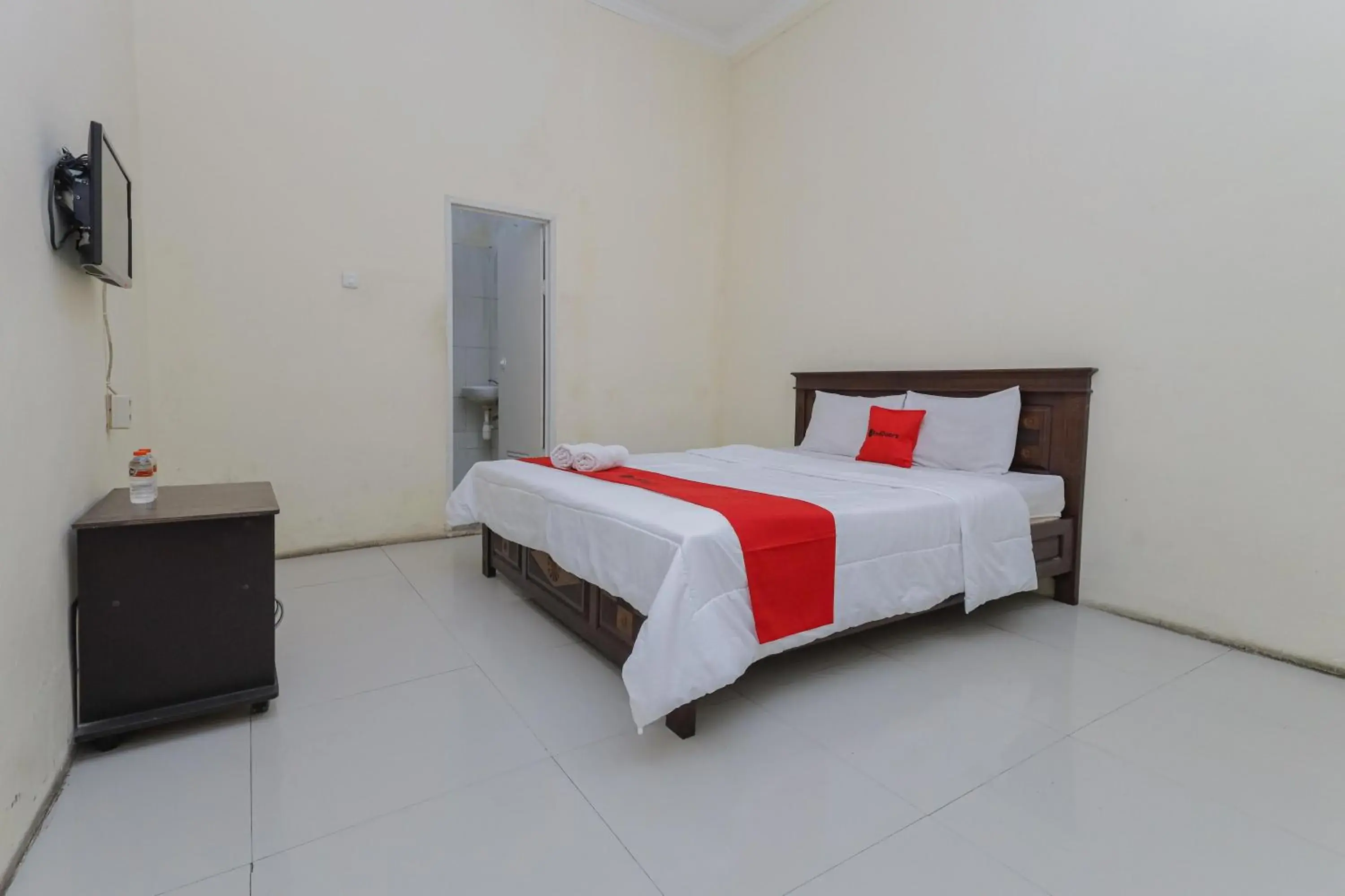 Bed in OYO 564 Bunga Matahari Guest House And Hotel