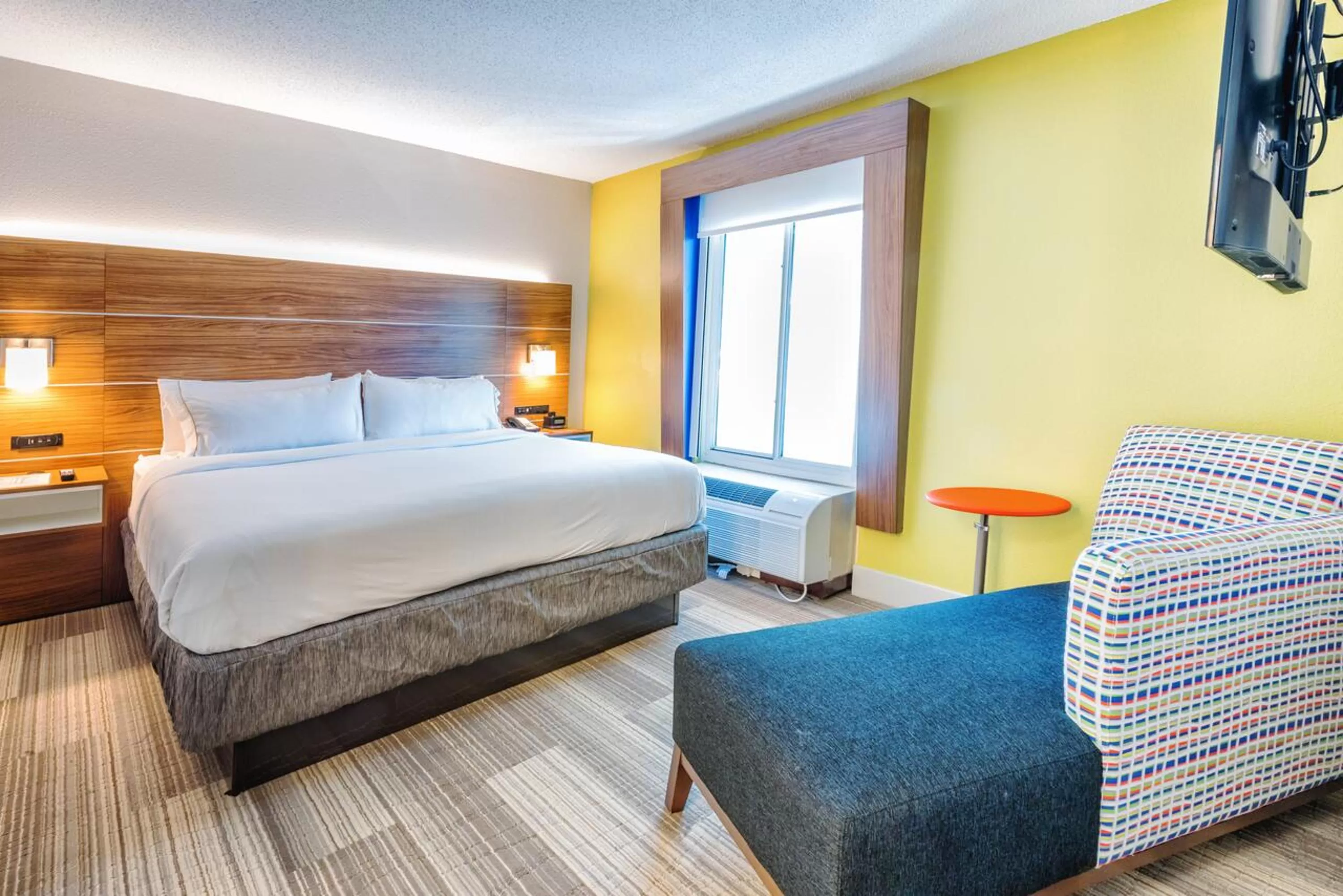 Photo of the whole room, Bed in Holiday Inn Express Charleston US Highway 17 & I-526 by IHG