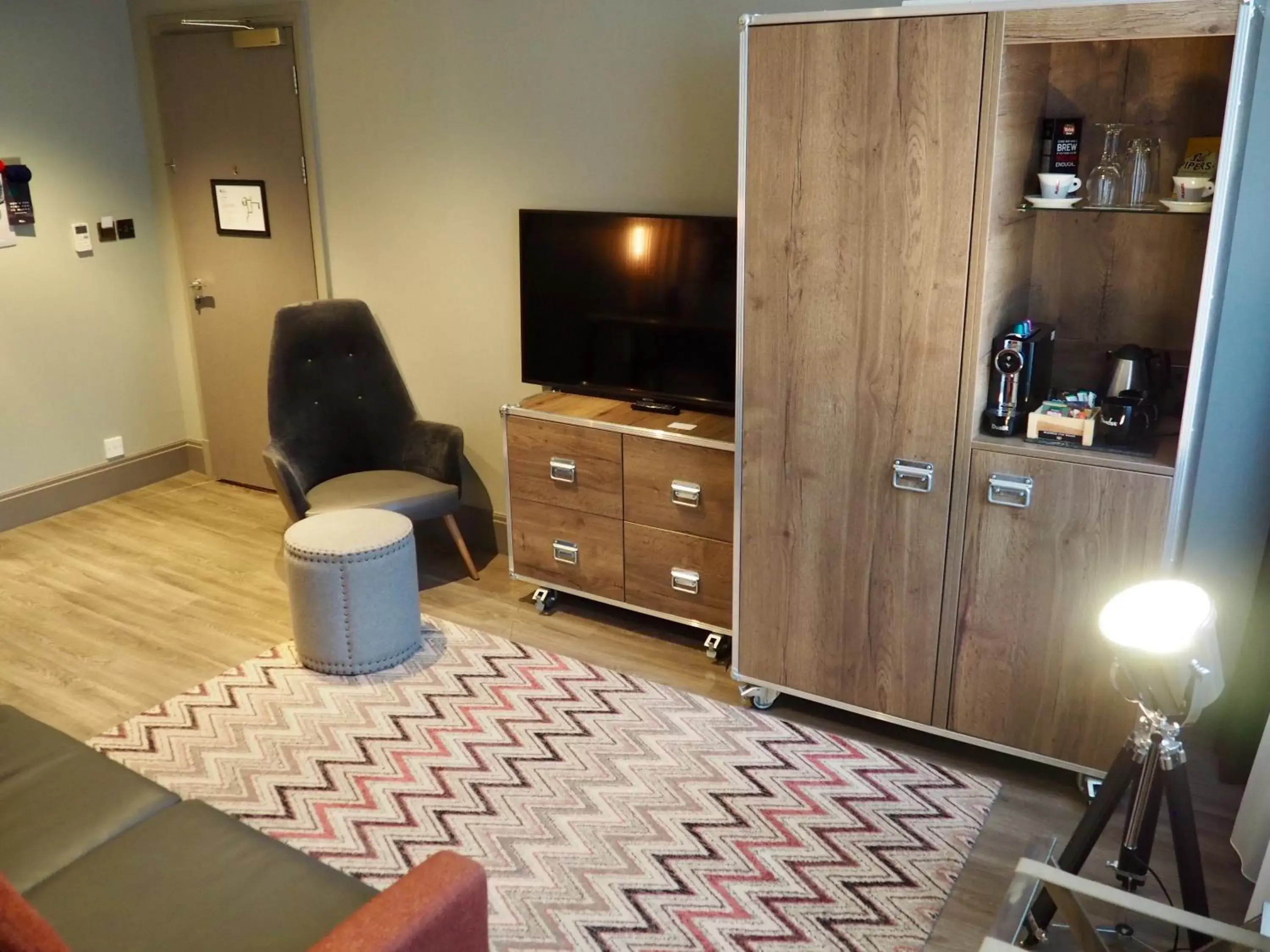 Living room, TV/Entertainment Center in Hotel Indigo - Cardiff, an IHG Hotel