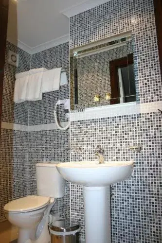 Bathroom in York House Hotel