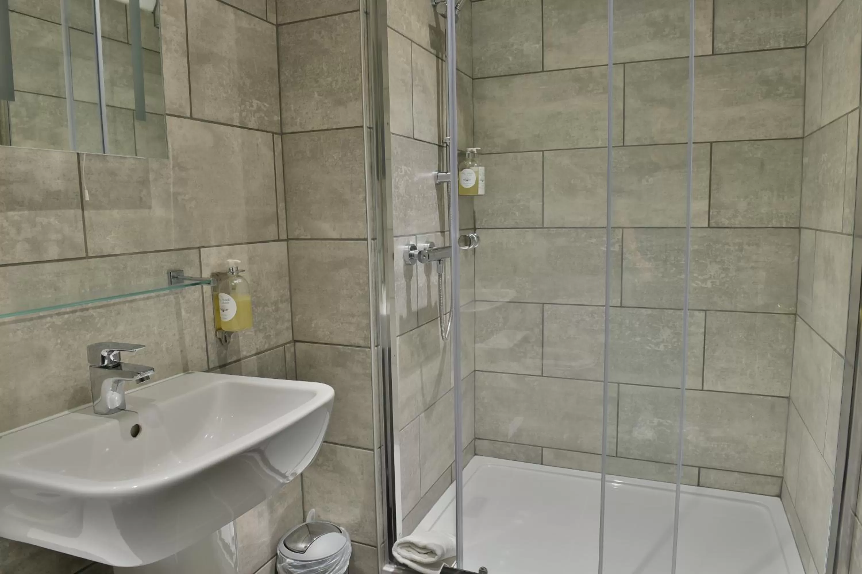 Bathroom in The Loddon Swan