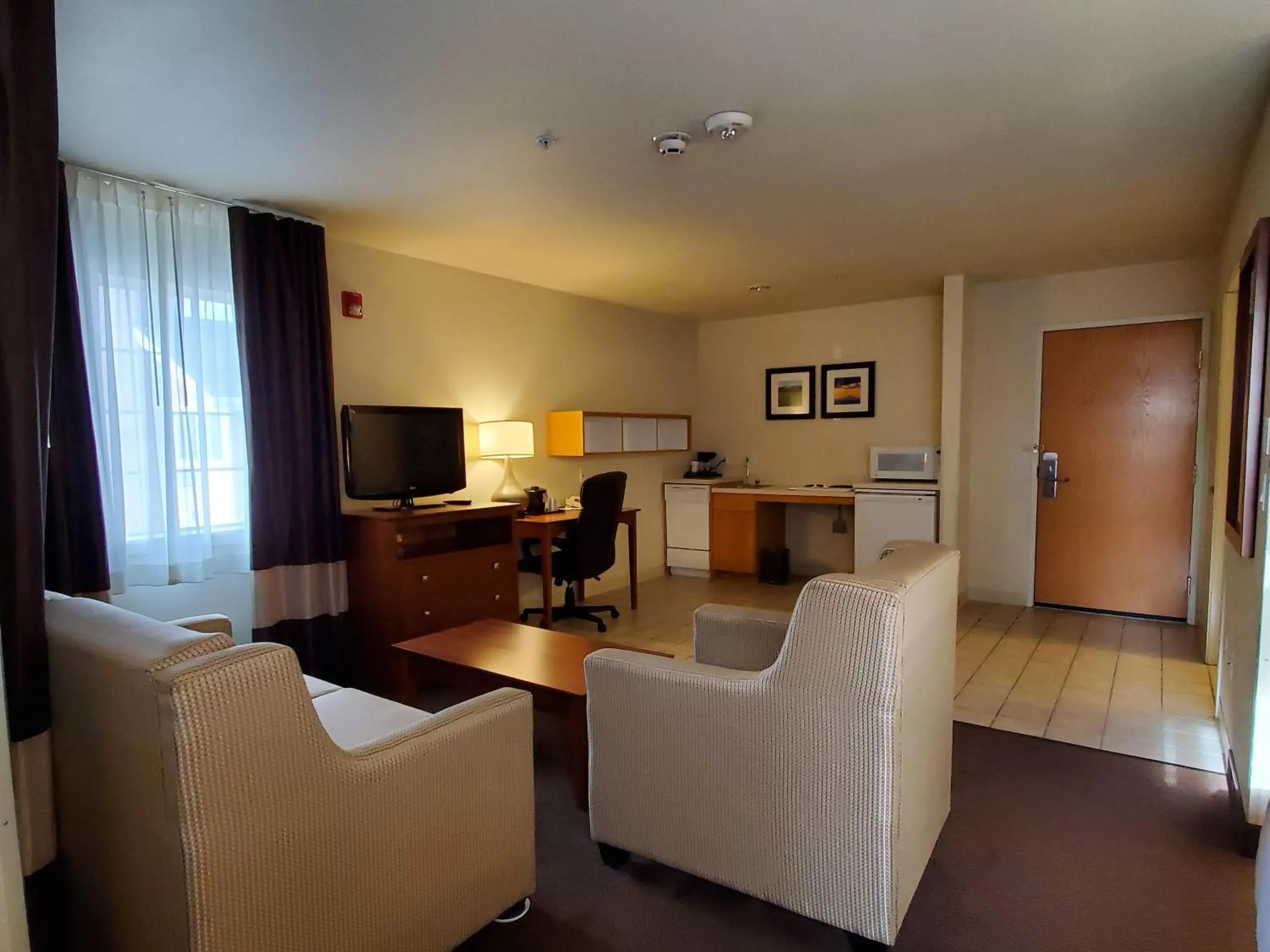 TV and multimedia, Seating Area in Country Inn & Suites by Radisson, Bend, OR