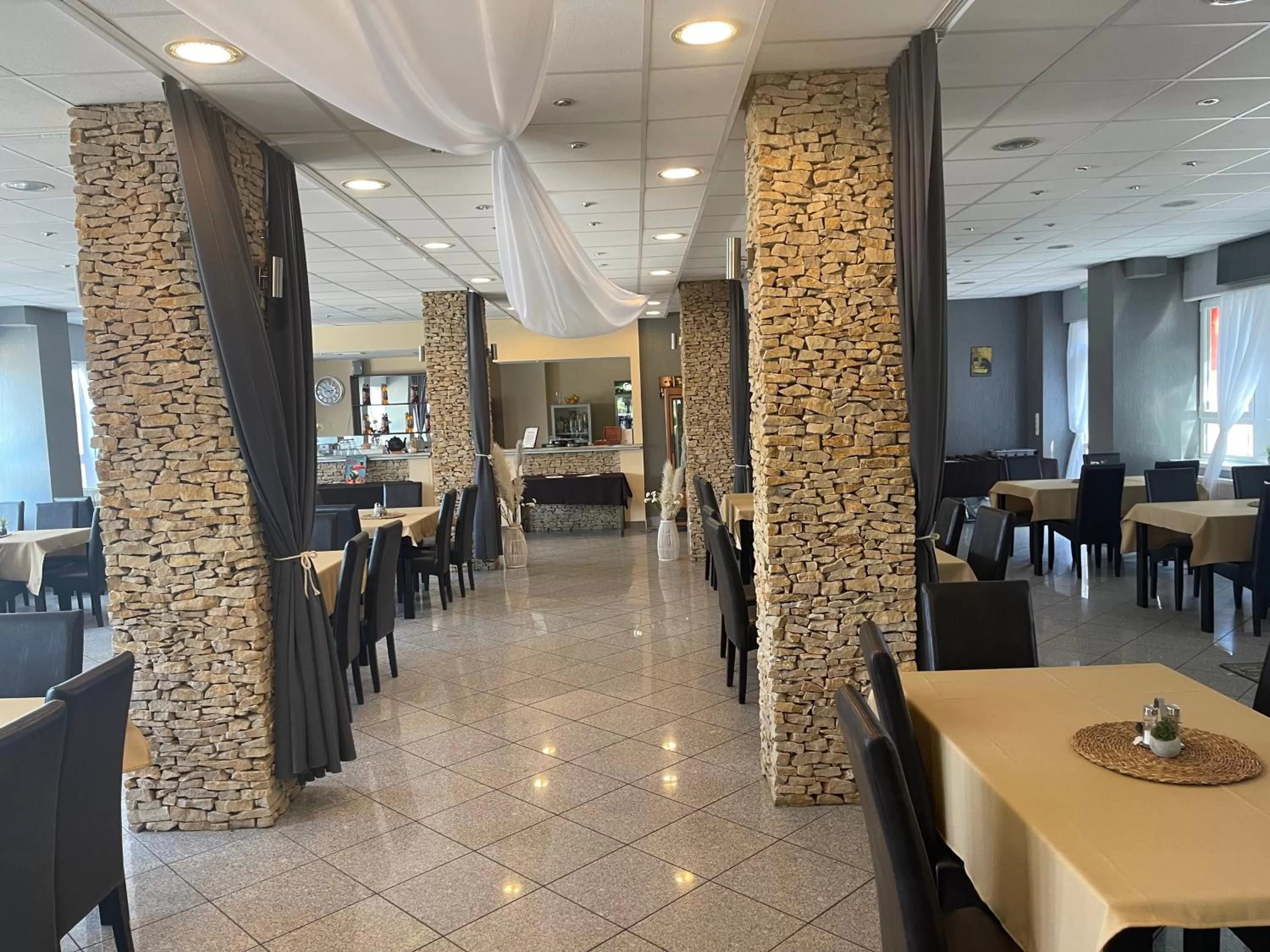 Restaurant/places to eat in Airport Szálló