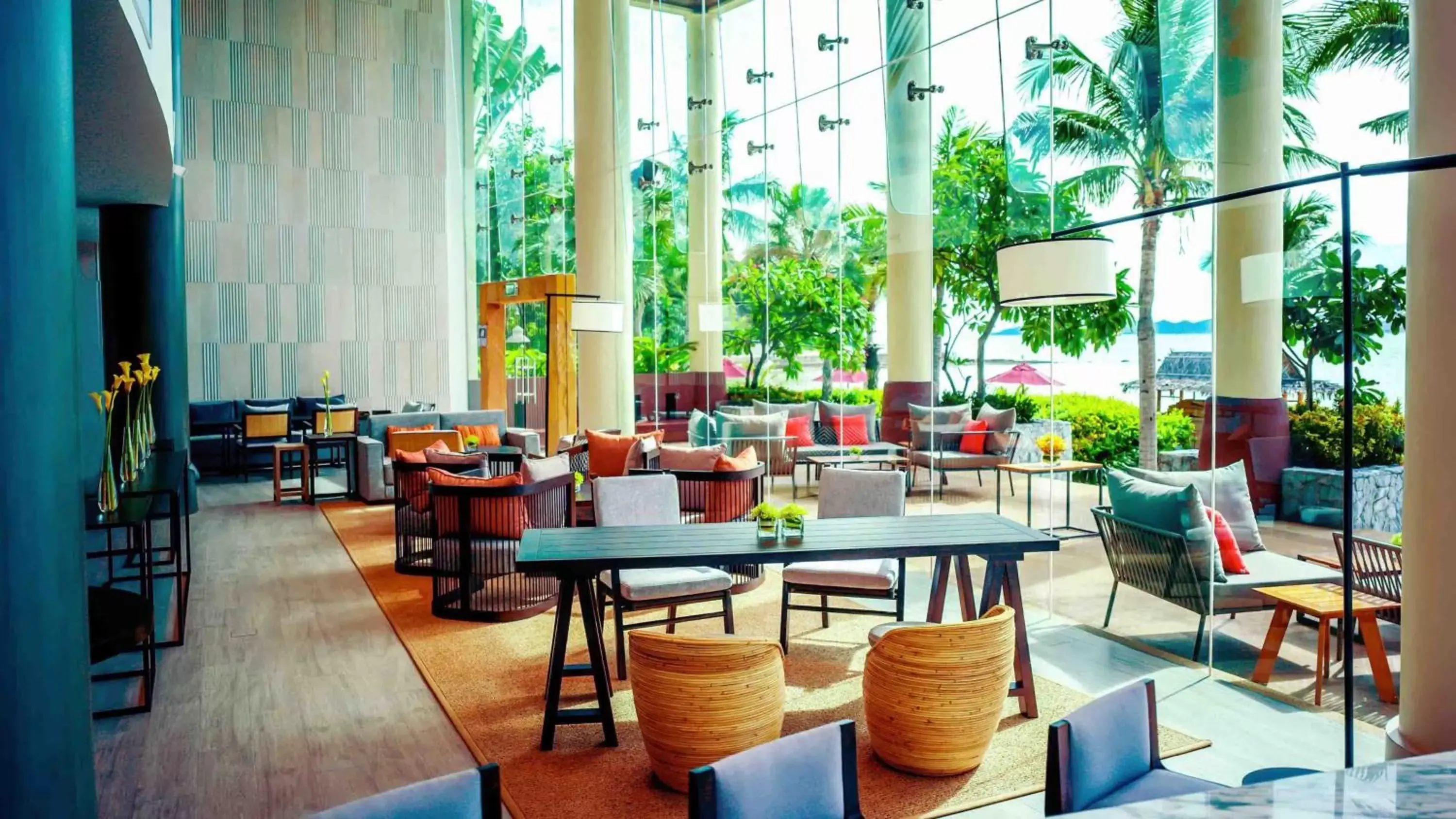 Lounge or bar, Restaurant/Places to Eat in InterContinental Pattaya Resort, an IHG Hotel