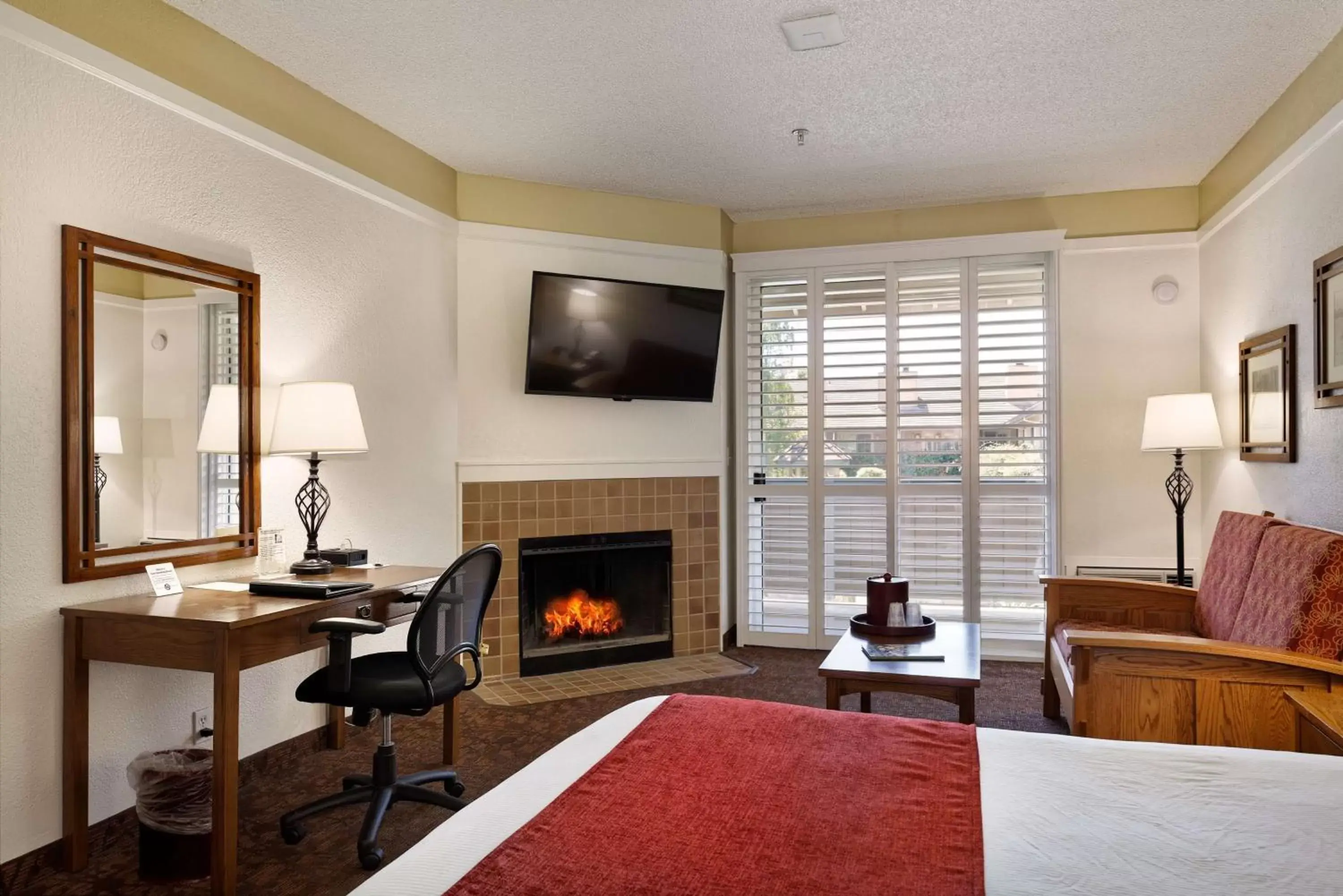 Photo of the whole room, TV/Entertainment Center in Best Western Sonoma Valley Inn & Krug Event Center