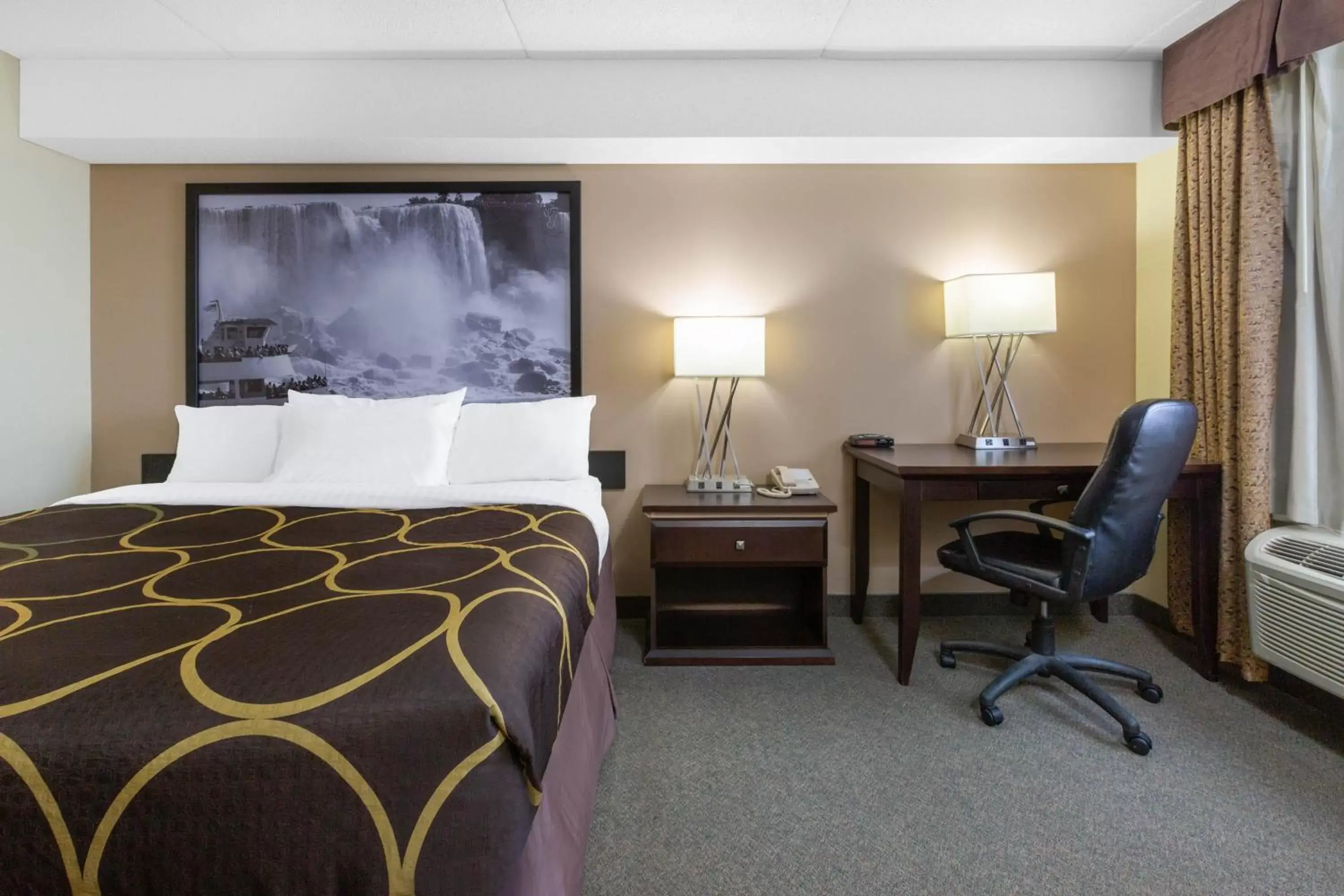 Photo of the whole room, Bed in Super 8 by Wyndham Niagara Falls by the Falls