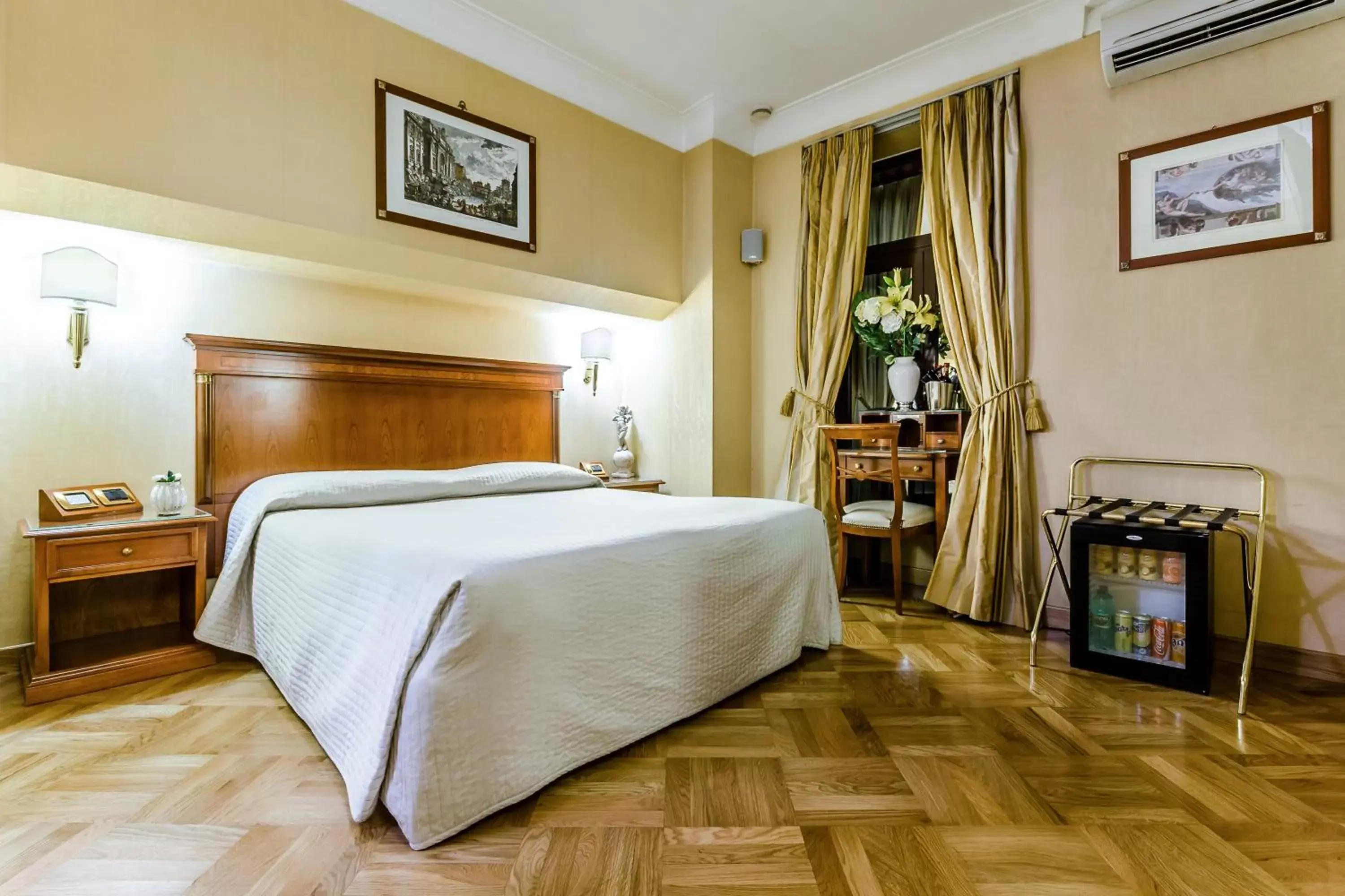 Photo of the whole room, Bed in Luxury Rooms H 2000 Roma