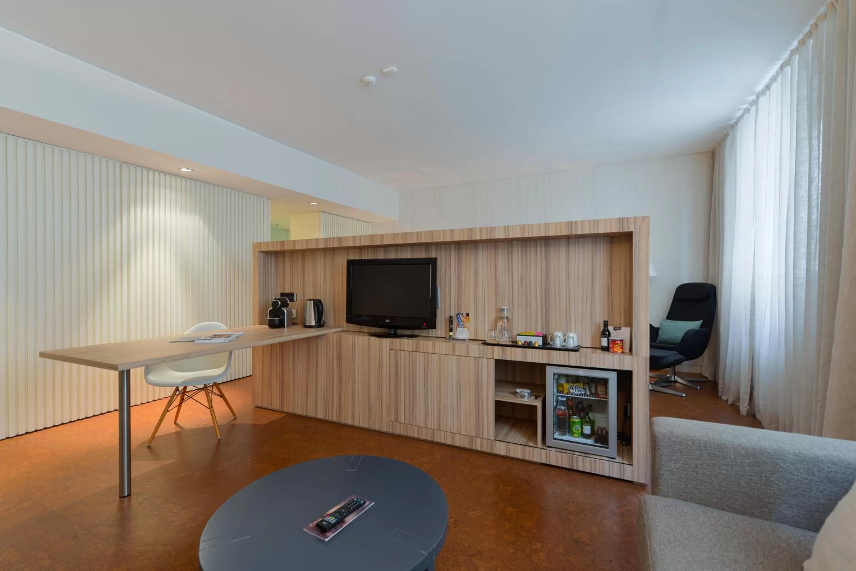 Communal lounge/ TV room in Inspira Liberdade Boutique Hotel