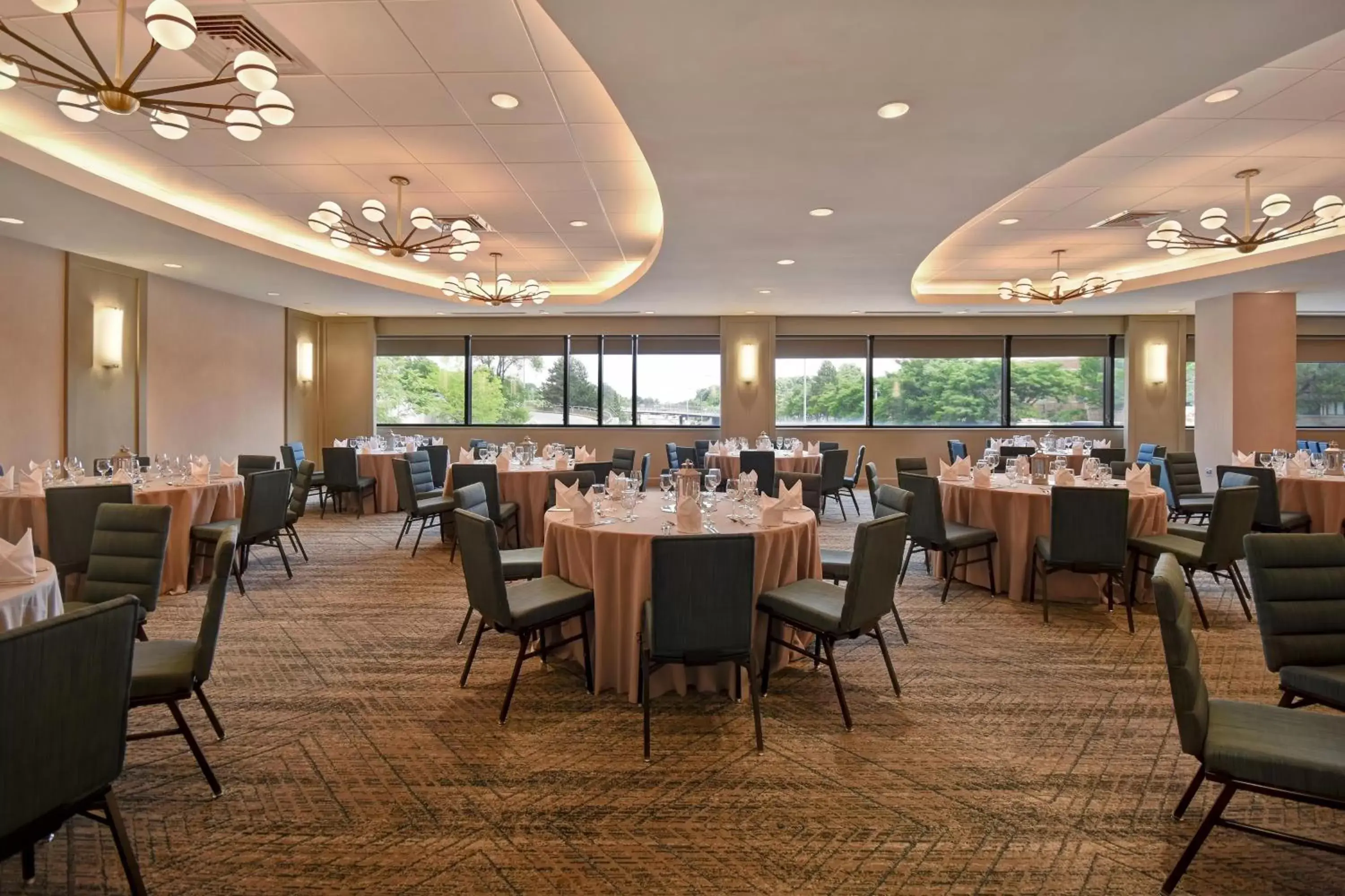 Meeting/conference room, Restaurant/Places to Eat in Four Points by Sheraton Boston Newton