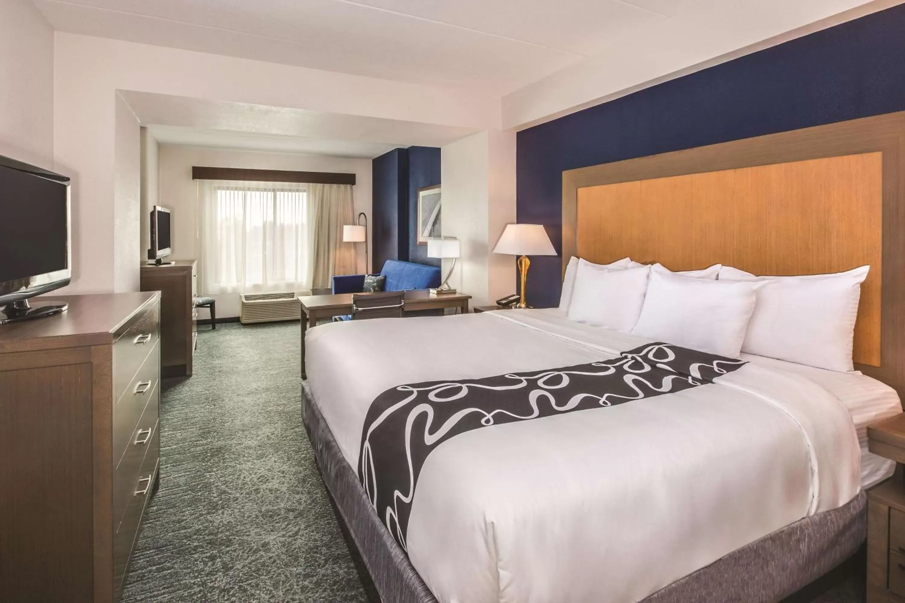 Photo of the whole room, Bed in La Quinta by Wyndham Philadelphia Airport