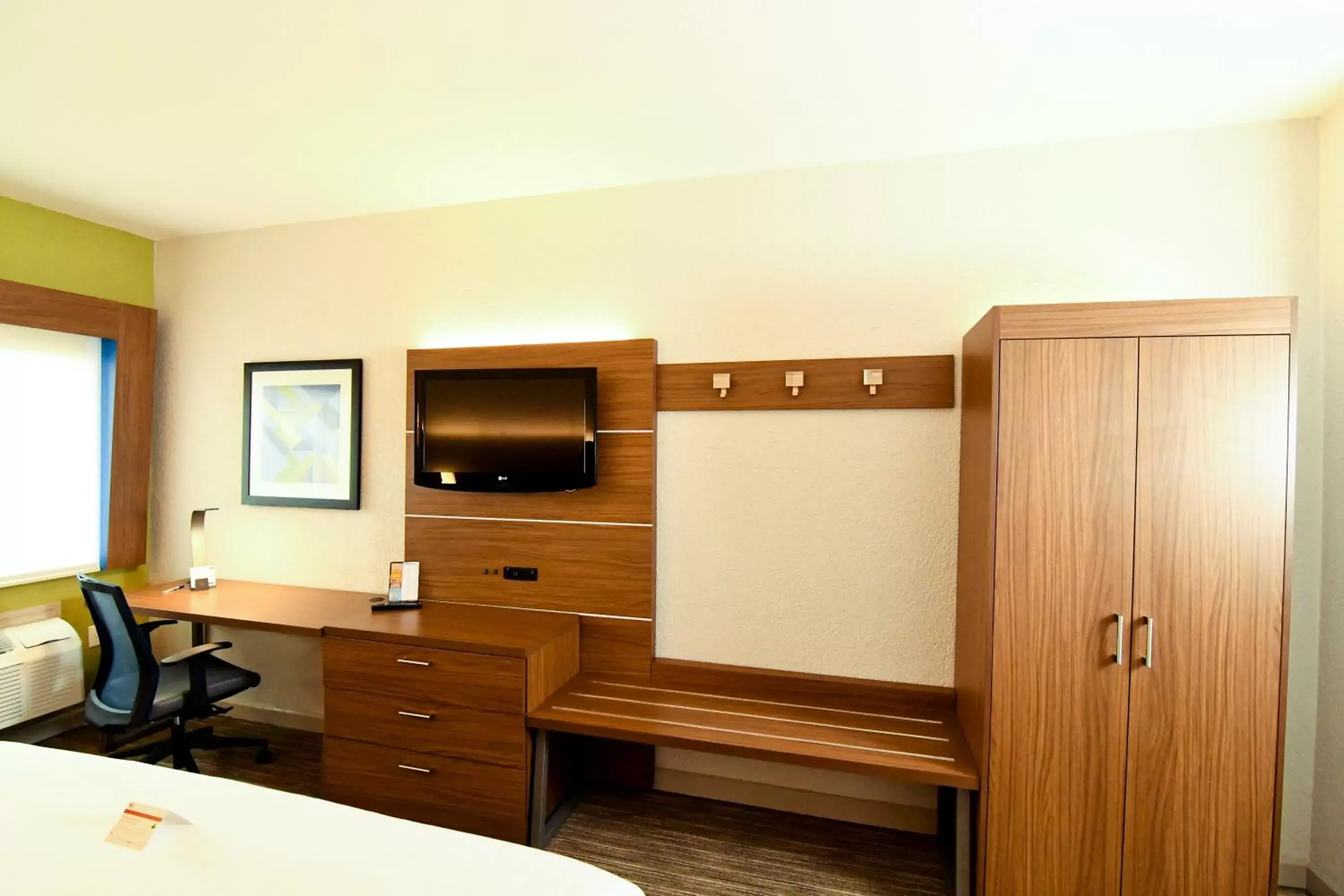 Photo of the whole room, TV/Entertainment Center in Holiday Inn Express Hotel & Suites Port Clinton-Catawba Island, an IHG Hotel