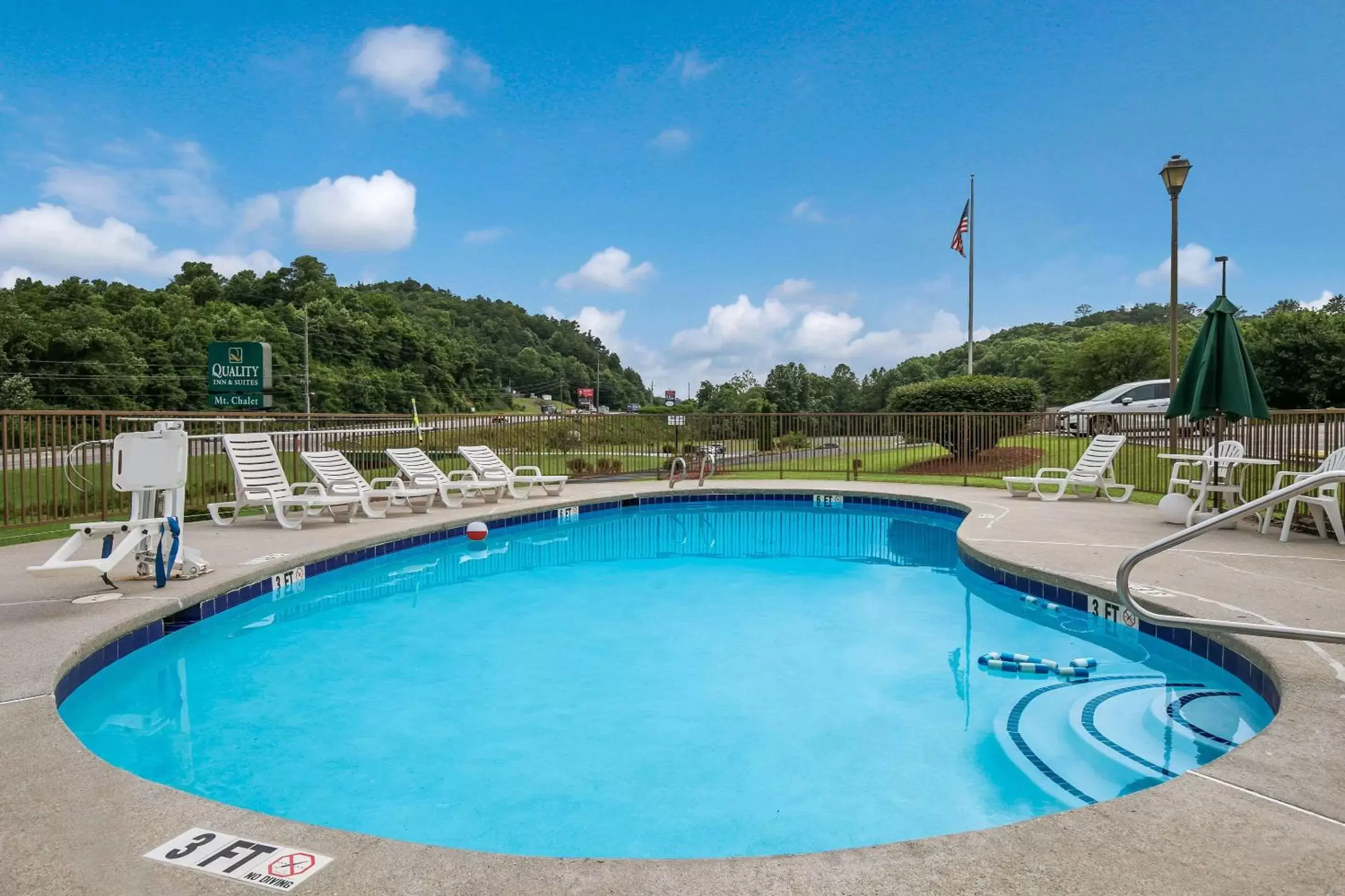 Pool view, Swimming Pool in Quality Inn & Suites Mount Chalet