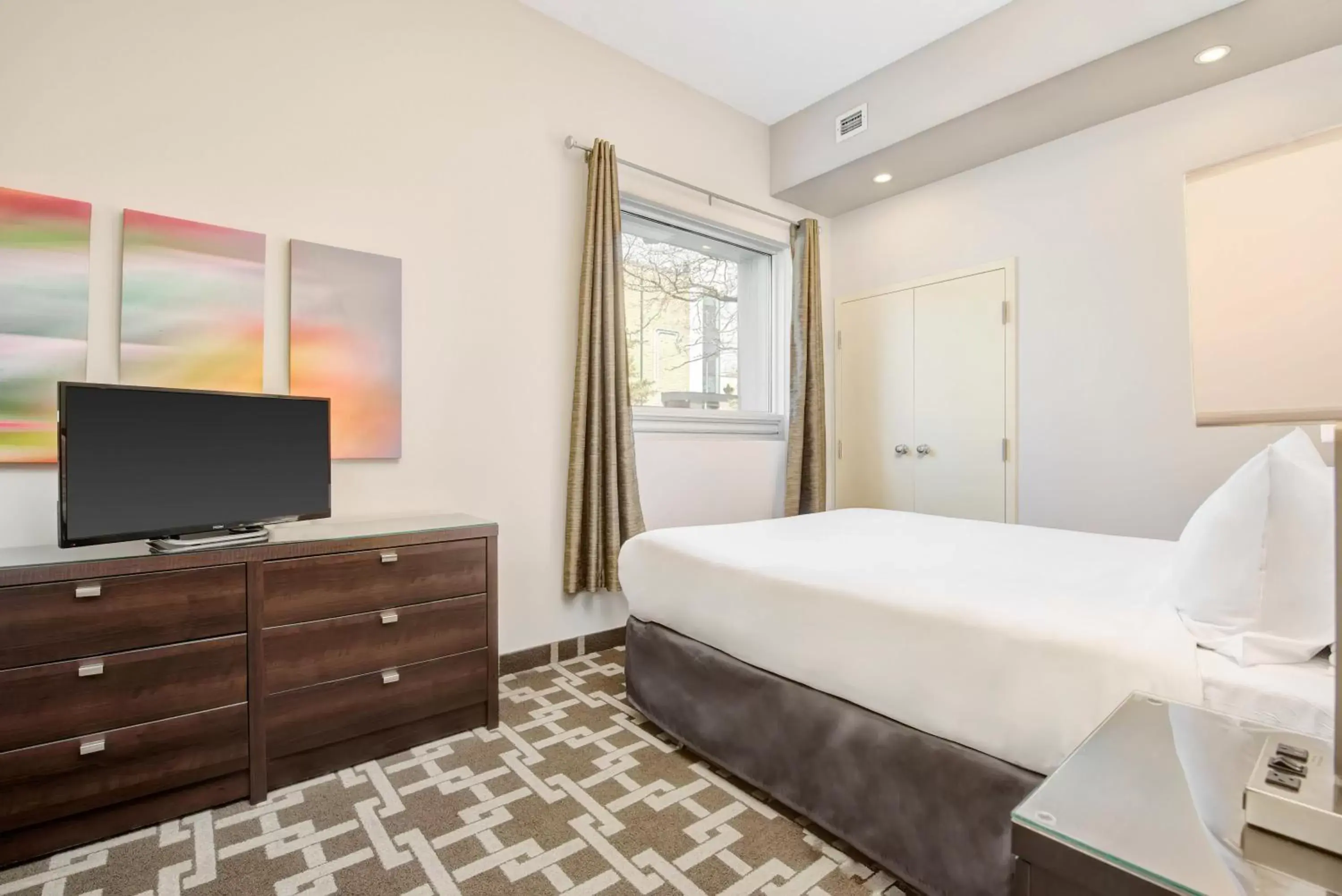 Bedroom, Bed in The Willowdale Hotel Toronto North York
