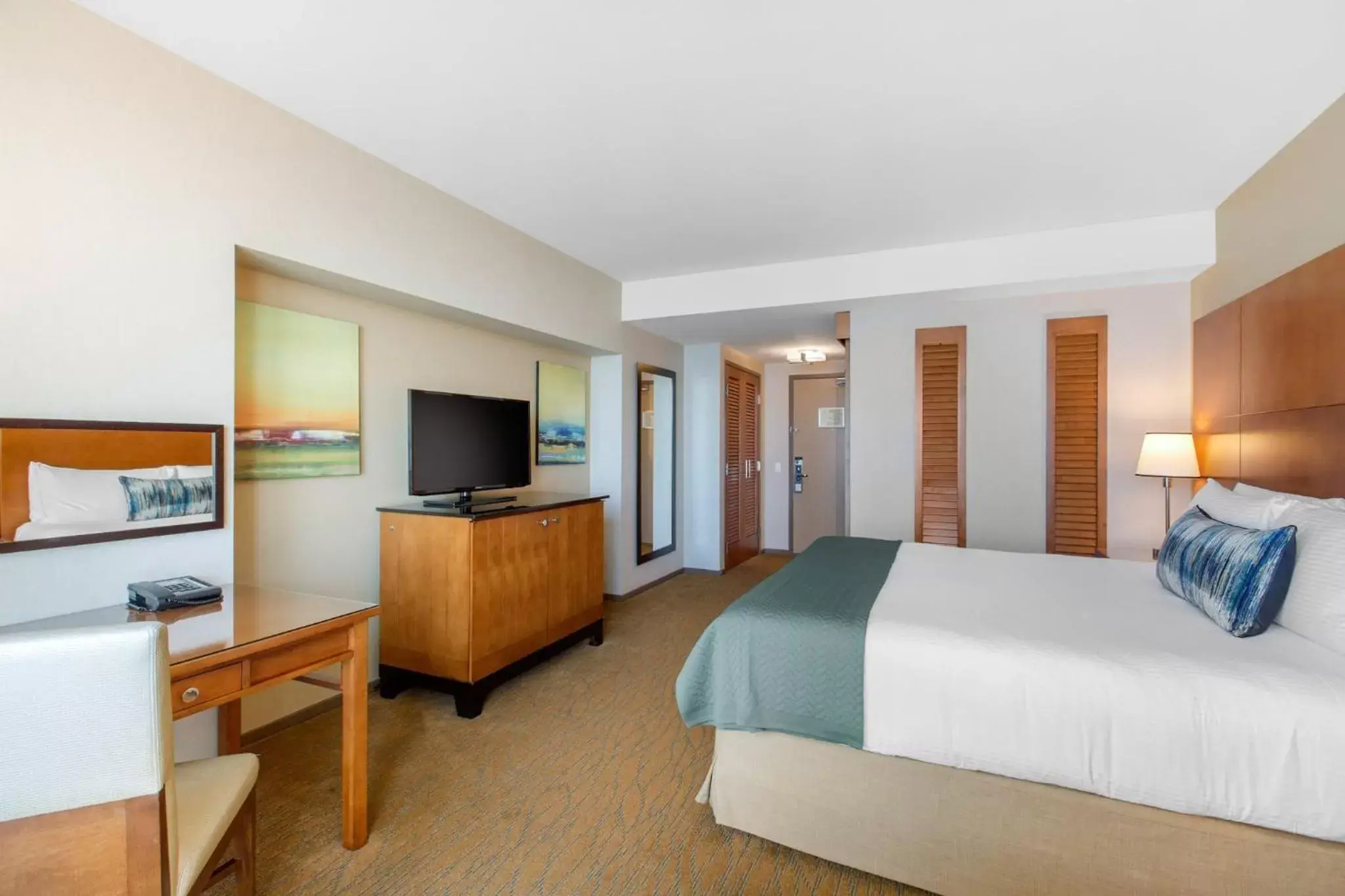 Photo of the whole room, Bed in Omni San Diego Hotel