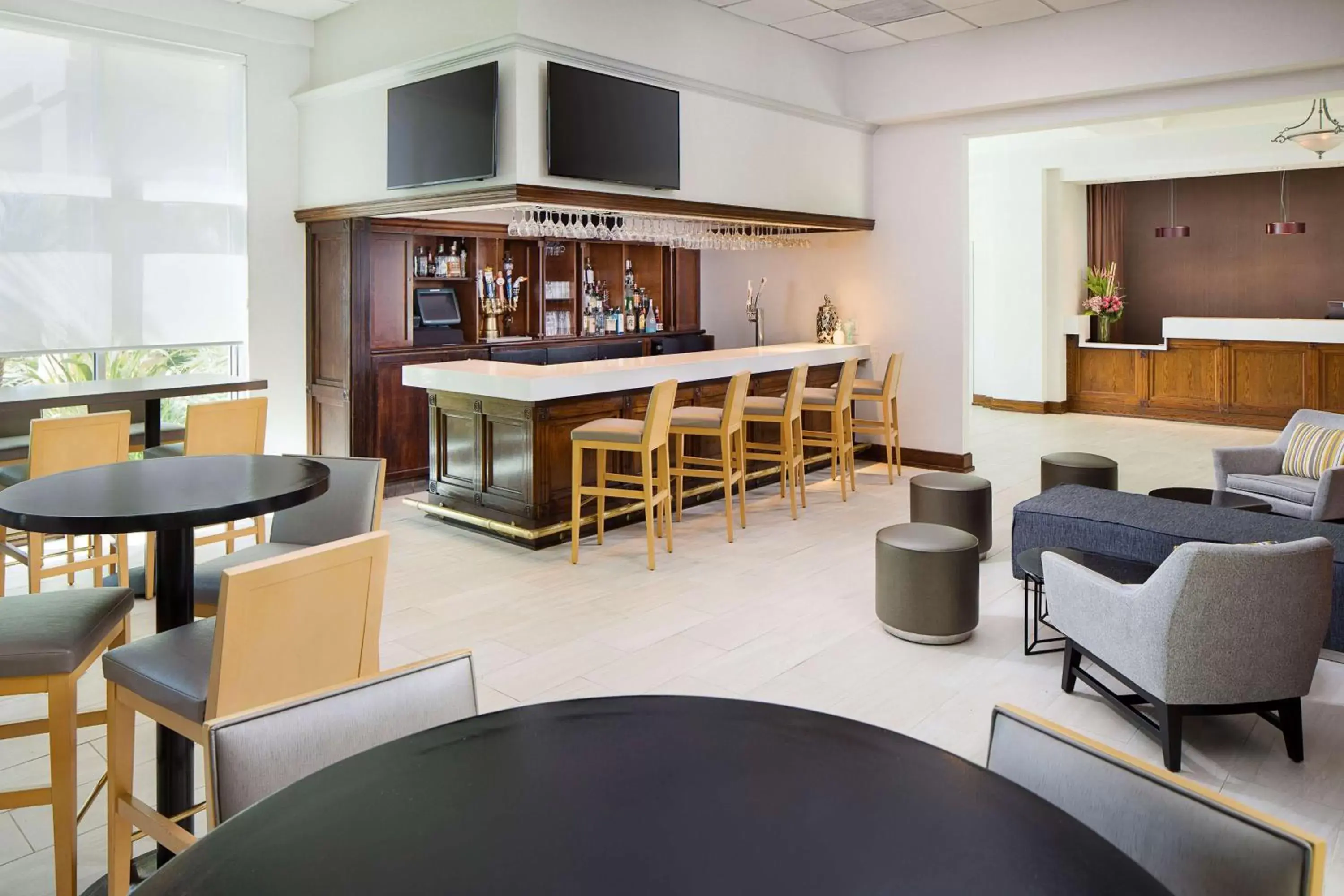 Lounge or bar, Lounge/Bar in DoubleTree by Hilton Los Angeles/Commerce