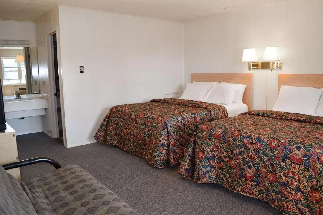 Bedroom, Bed in Birchwood inn