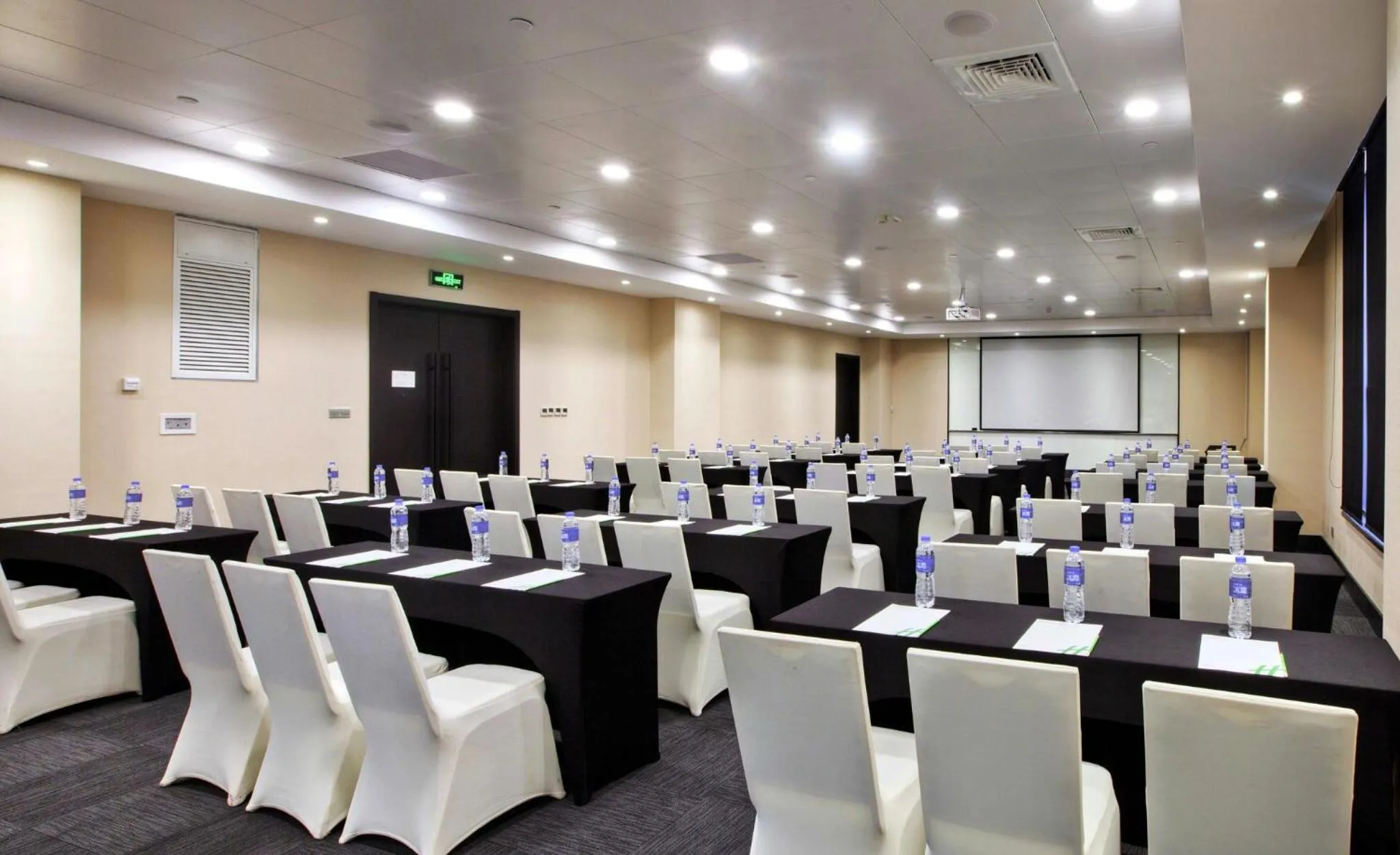 Meeting/conference room in Crowne Plaza Shanghai Jinshan by IHG