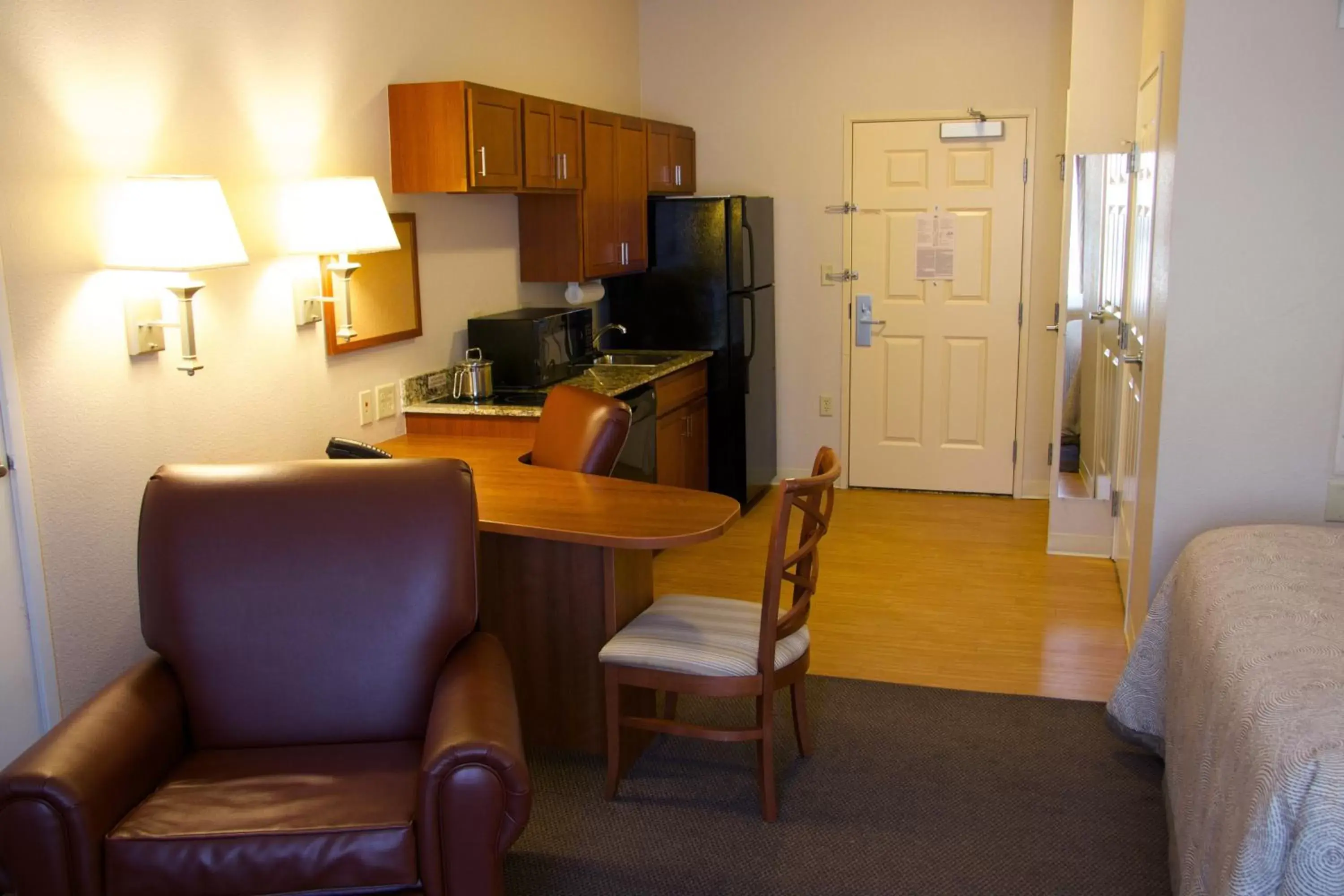 Photo of the whole room, Kitchen/Kitchenette in Candlewood Suites Champaign-Urbana University Area, an IHG Hotel