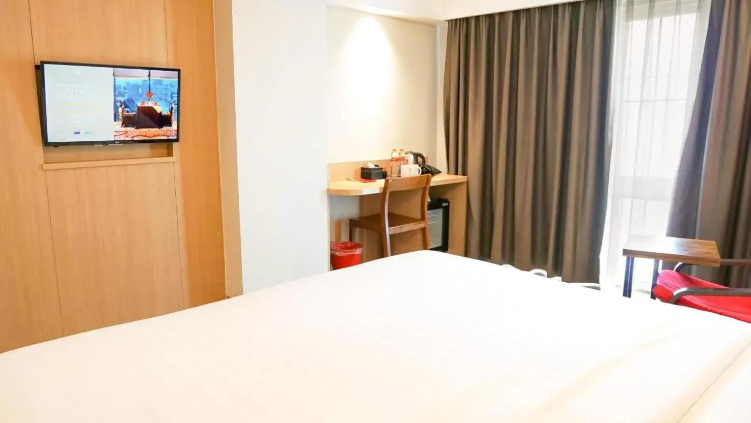 Bedroom, TV/Entertainment Center in Aveta Hotel Malioboro - CHSE Certified