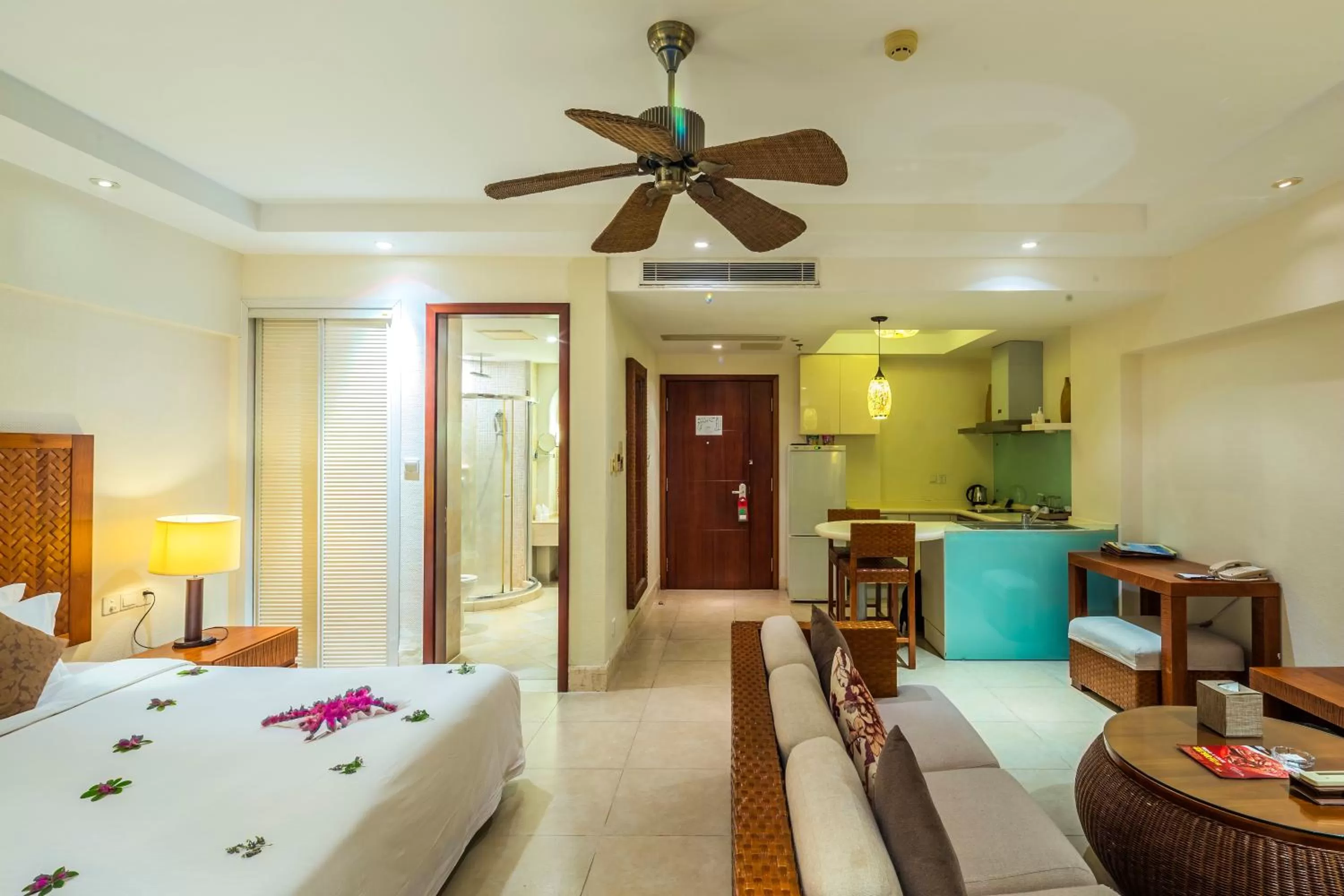 Photo of the whole room, Bed in Aegean Suites Sanya Yalong Bay Resort