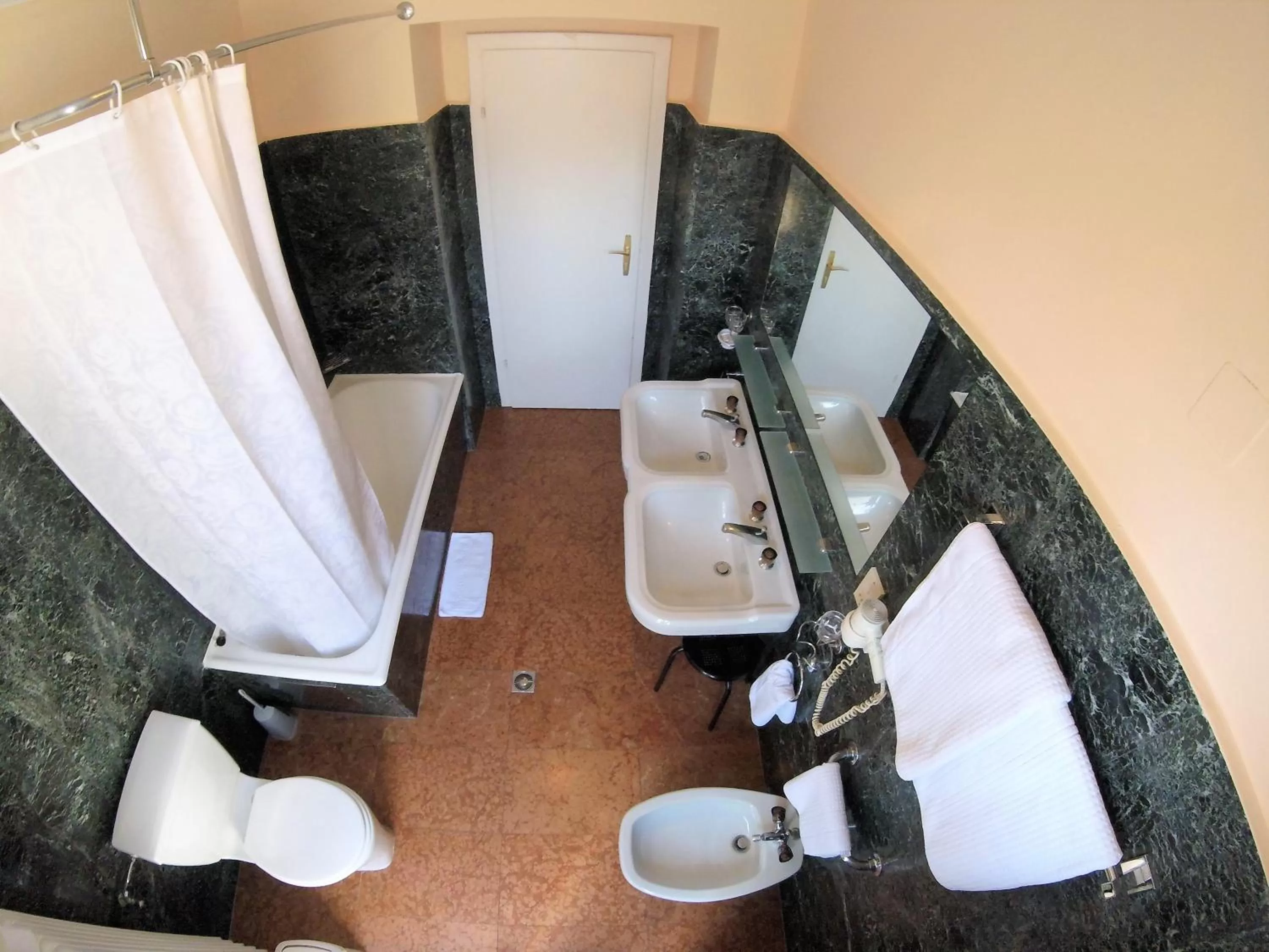 Toilet in Hotel Goldene Spinne