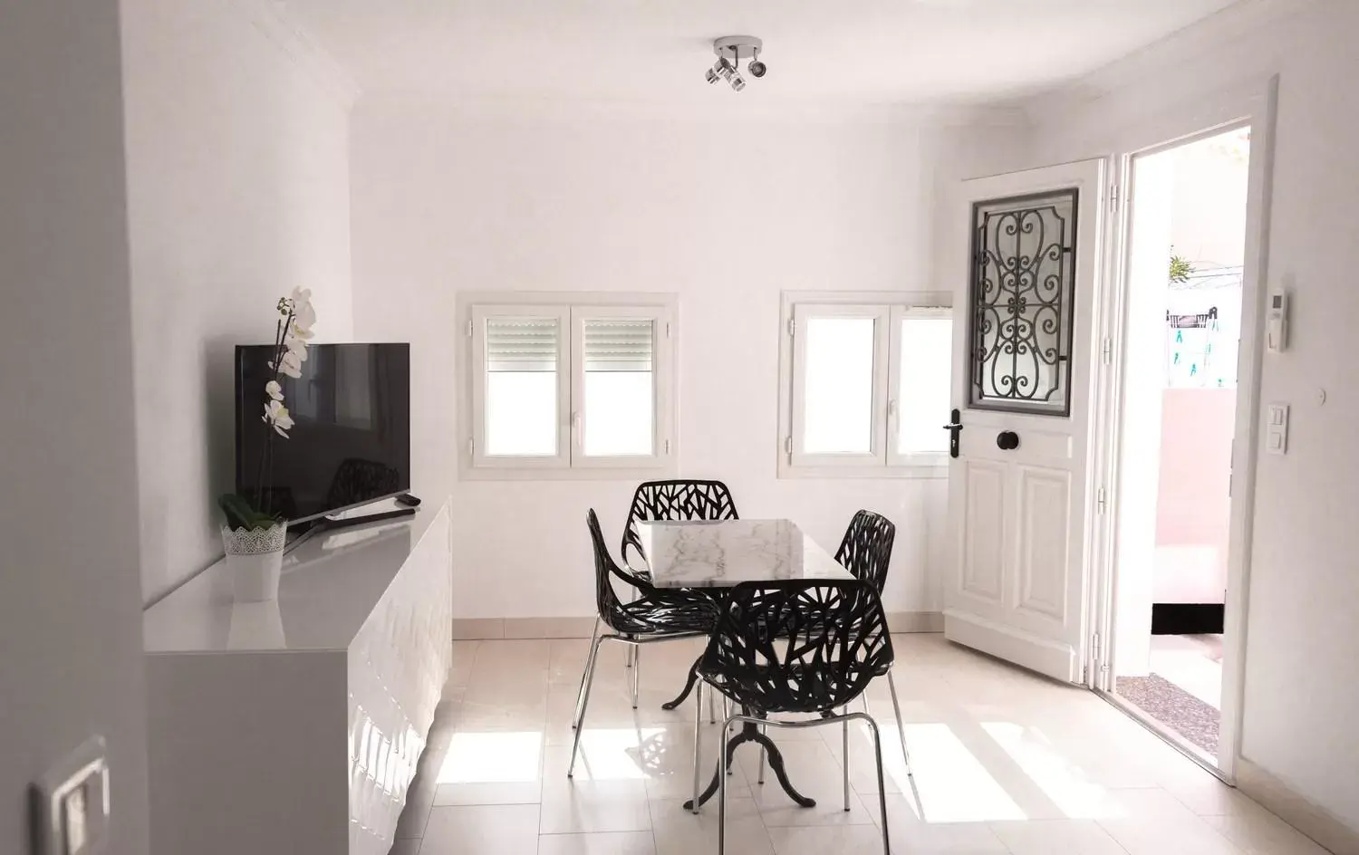 TV and multimedia, Dining Area in Hotel et Appartements Reine D'Azur