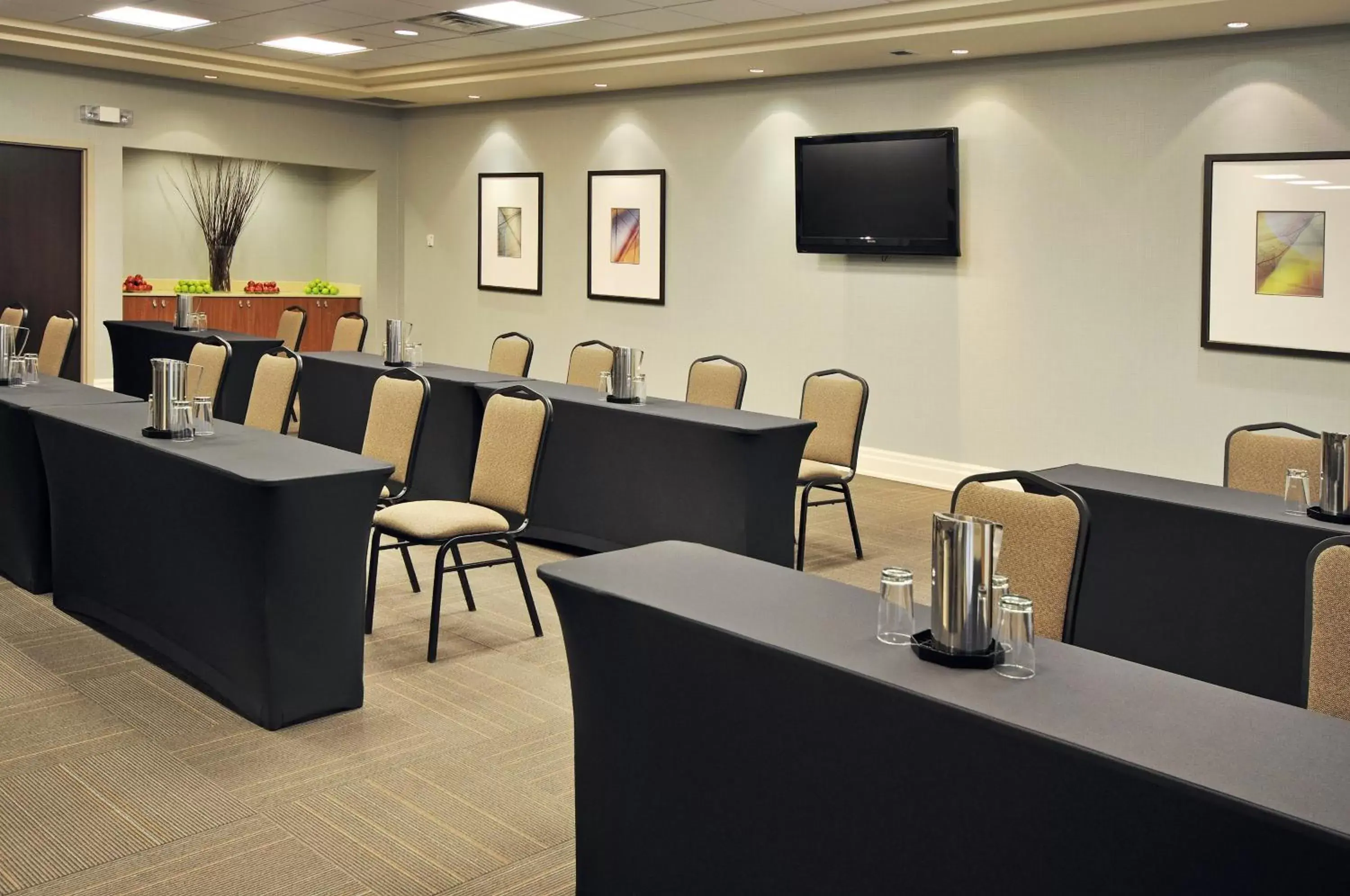 Meeting/conference room in Holiday Inn Express & Suites Vaughan-Southwest, an IHG Hotel