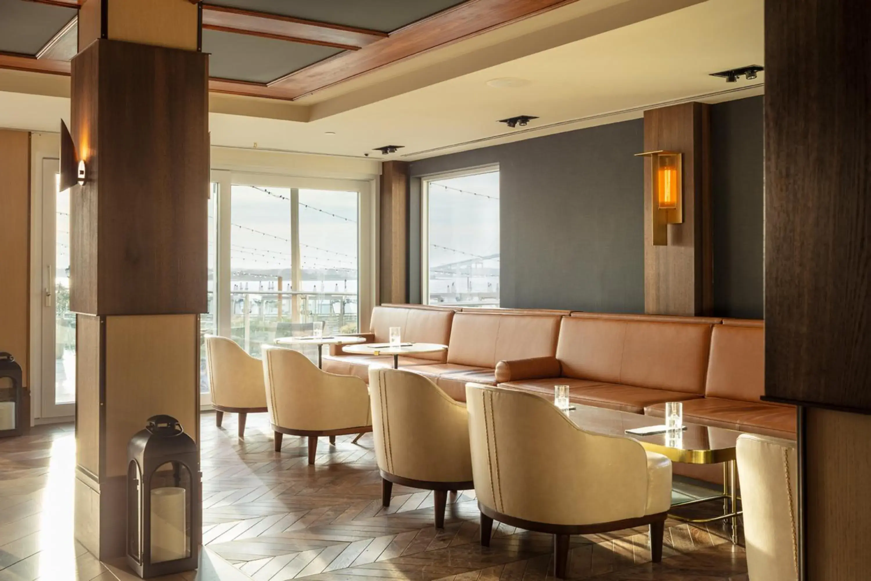 Seating area, Lounge/Bar in Newport Harbor Island Resort