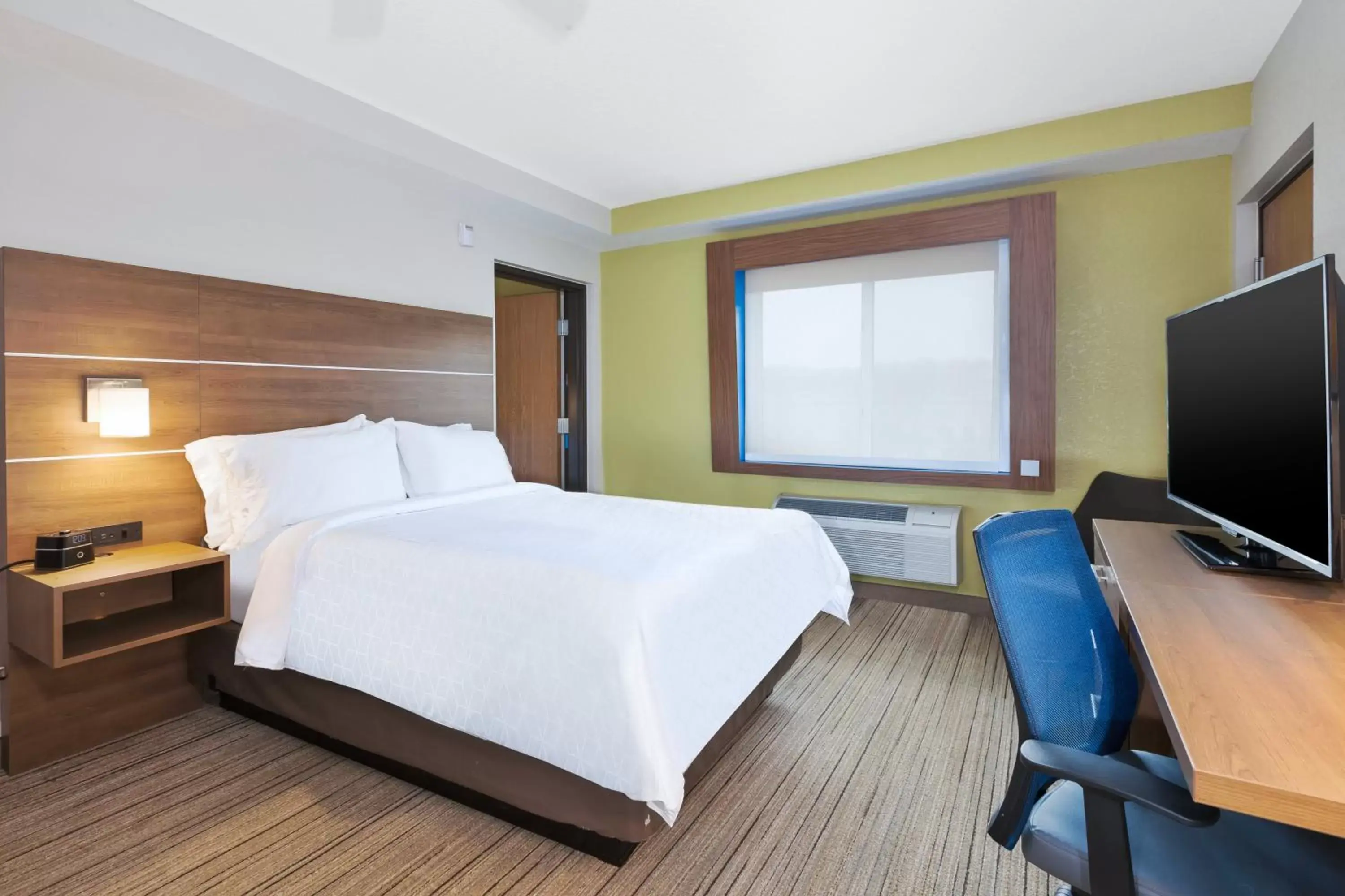 Photo of the whole room, Bed in Holiday Inn Express Hotel & Suites Petoskey, an IHG Hotel