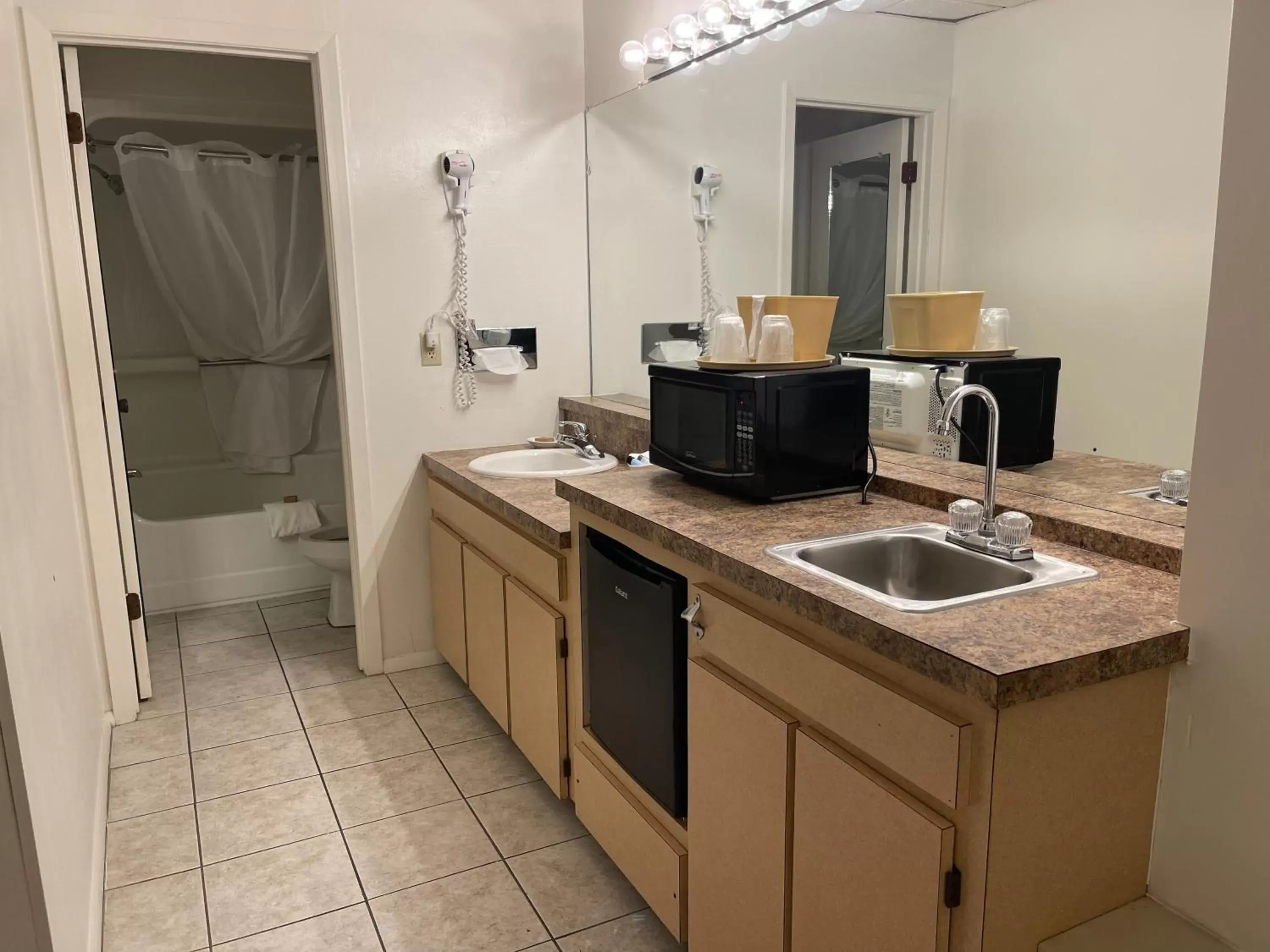 Kitchen/Kitchenette in Zoders Inn and Suites