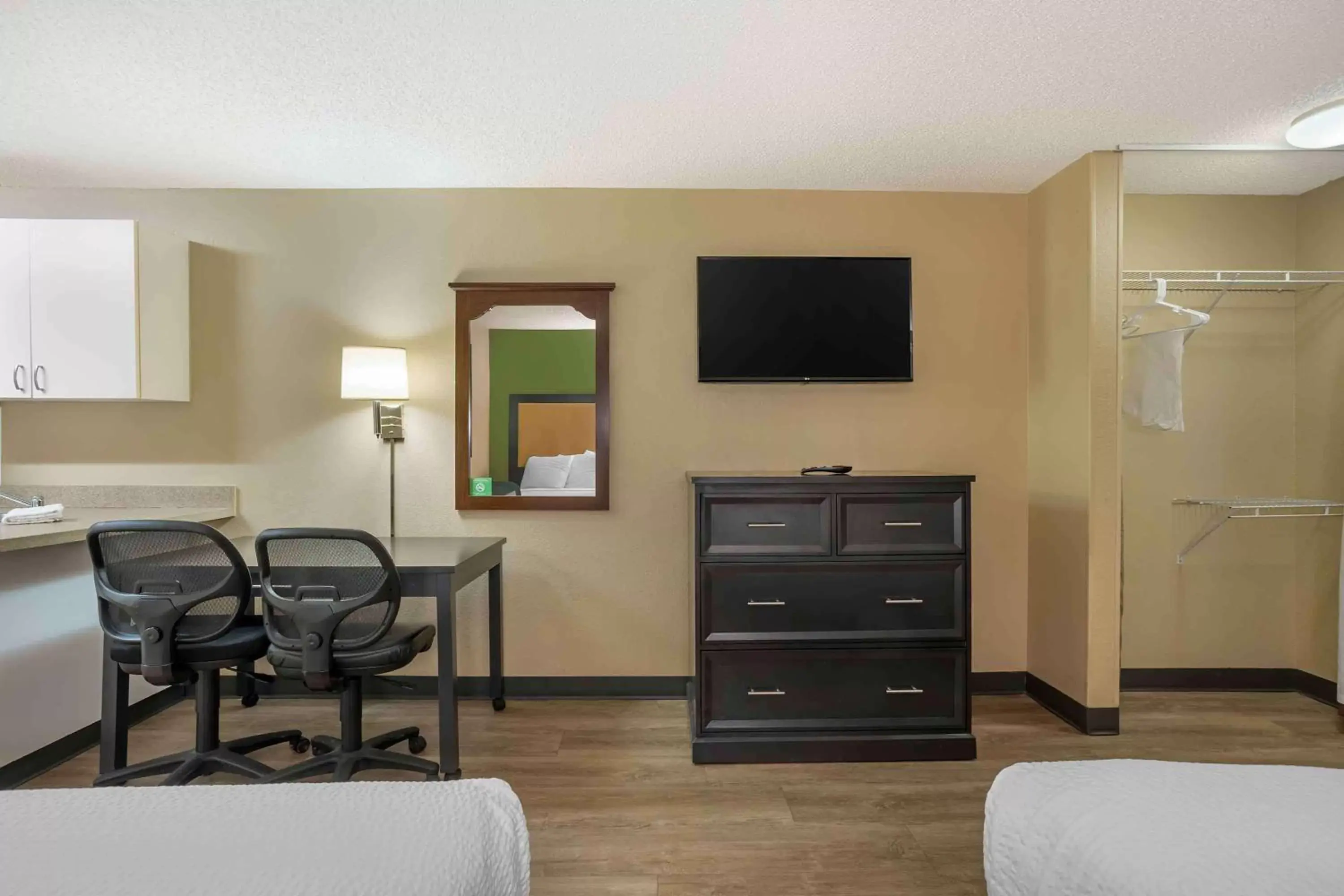 Bedroom, TV/Entertainment Center in Extended Stay America Suites - Columbia - Stadium Blvd