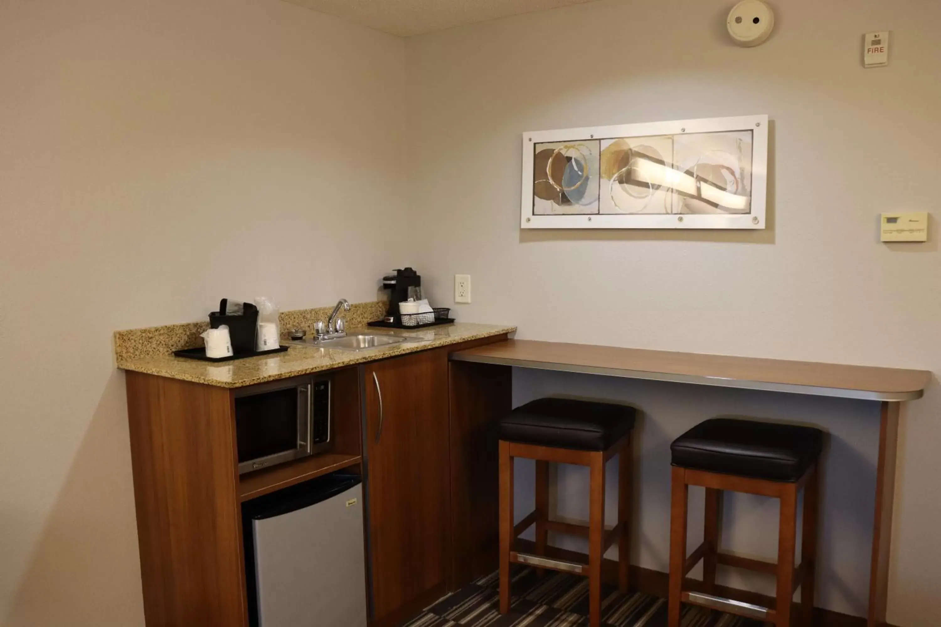 Kitchen/Kitchenette in Microtel Inn & Suites by Wyndham Columbus Near Fort Moore