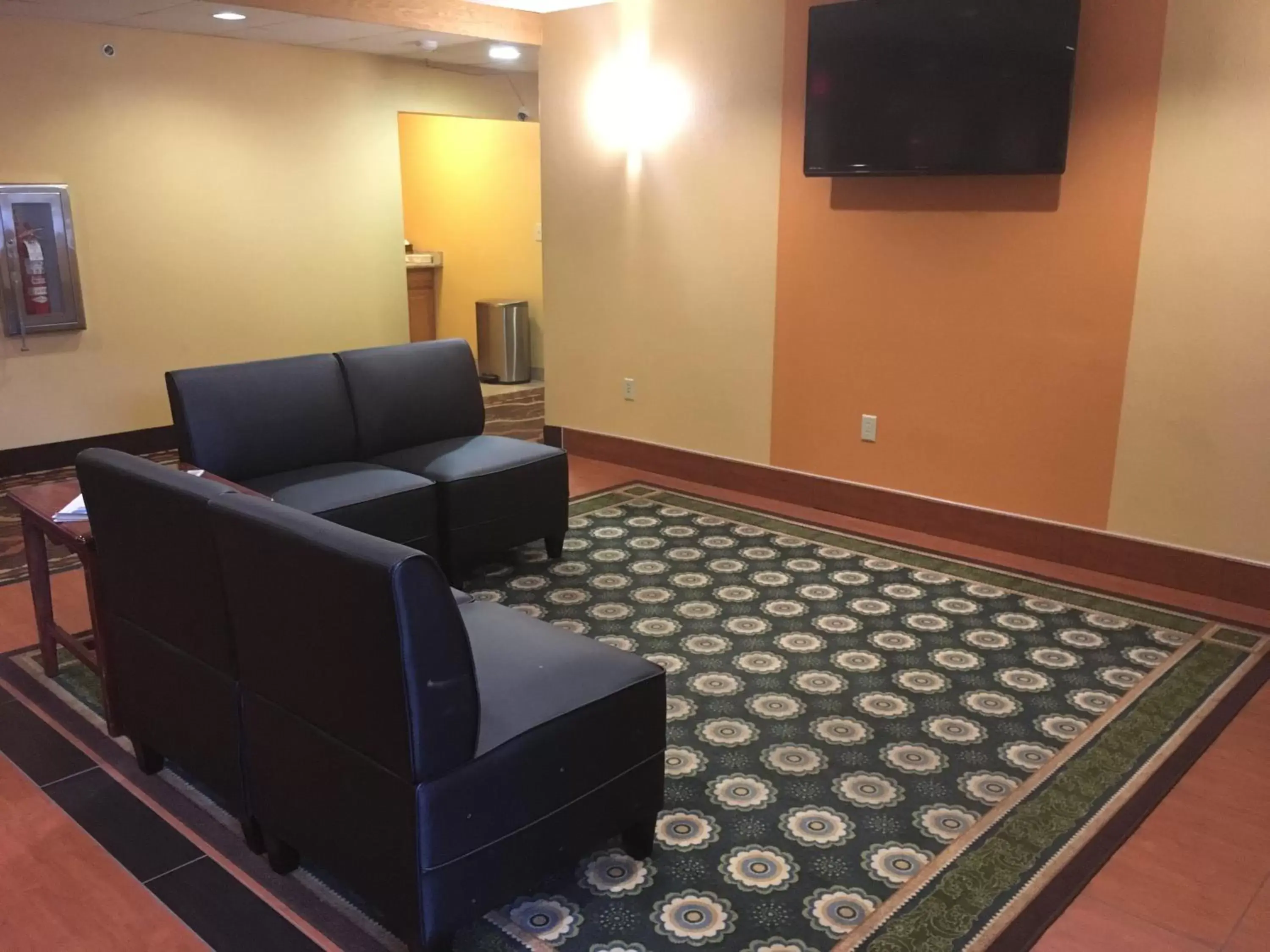 Lobby or reception, TV/Entertainment Center in Microtel Inn by Wyndham - Albany Airport