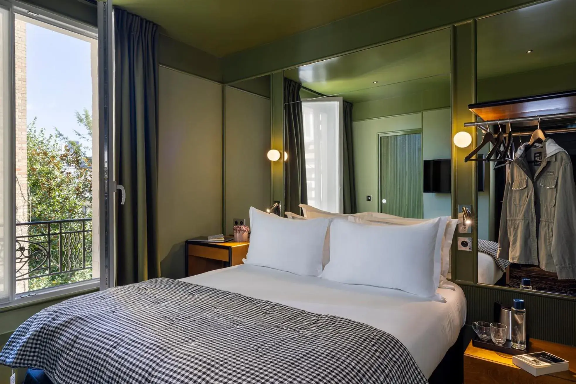 Bedroom, Bed in Hôtel du Home Moderne