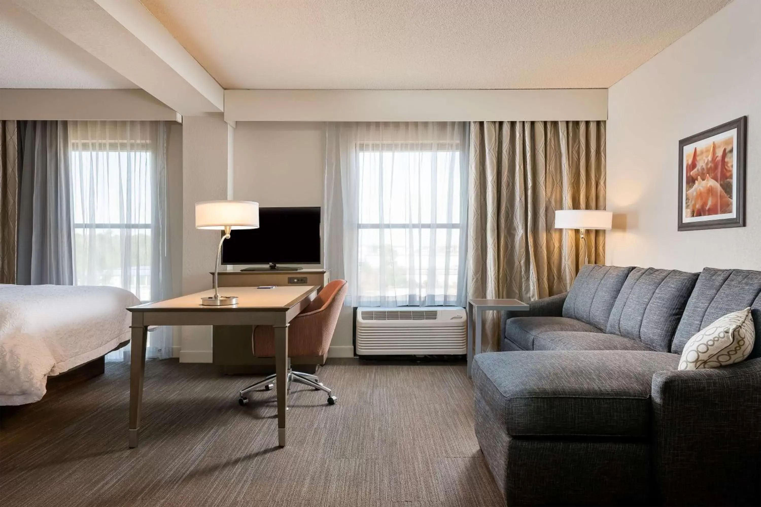 Bed, Seating Area in Hampton Inn Myrtle Beach West