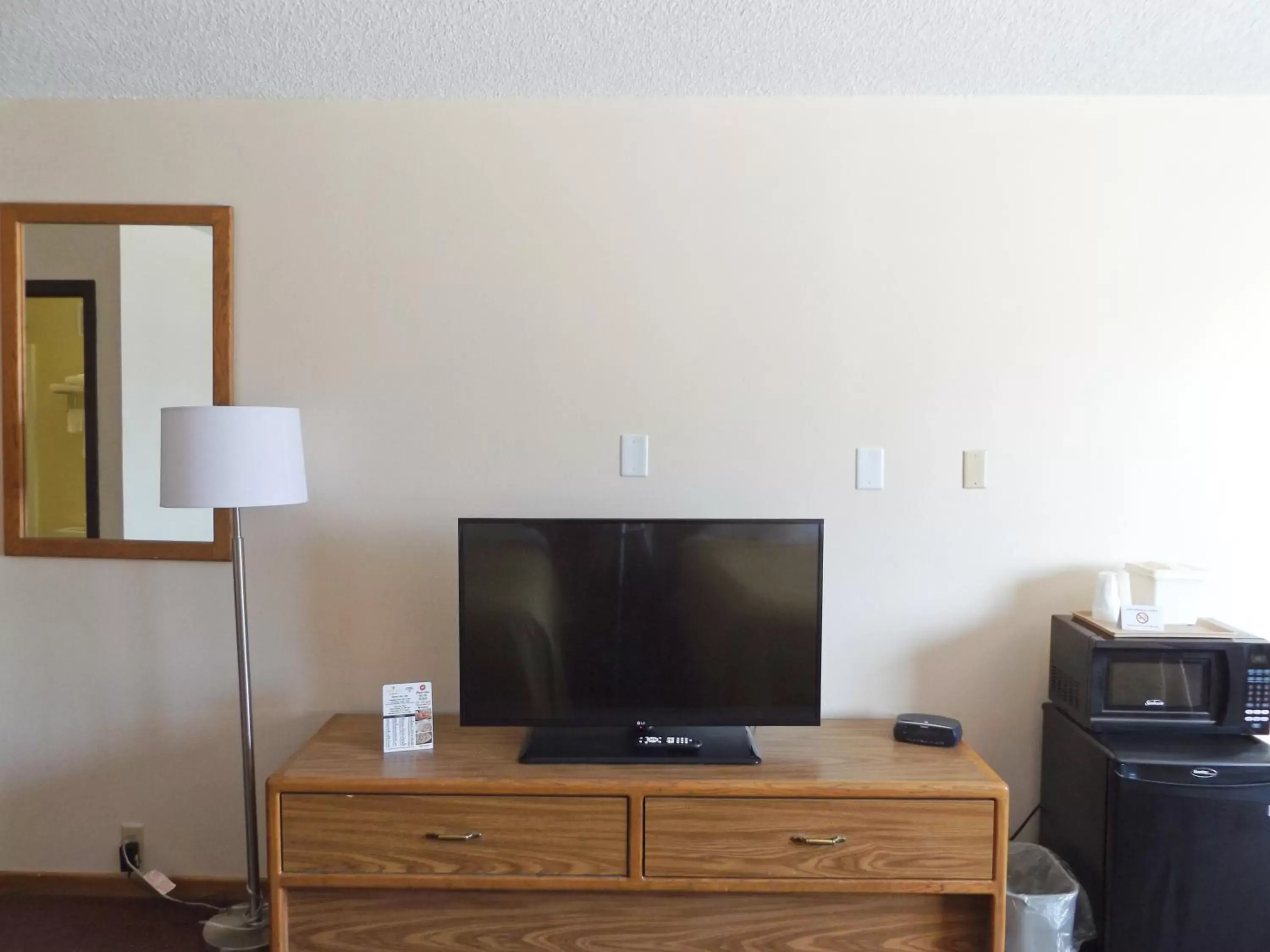 TV and multimedia, TV/Entertainment Center in Manistee Hotel