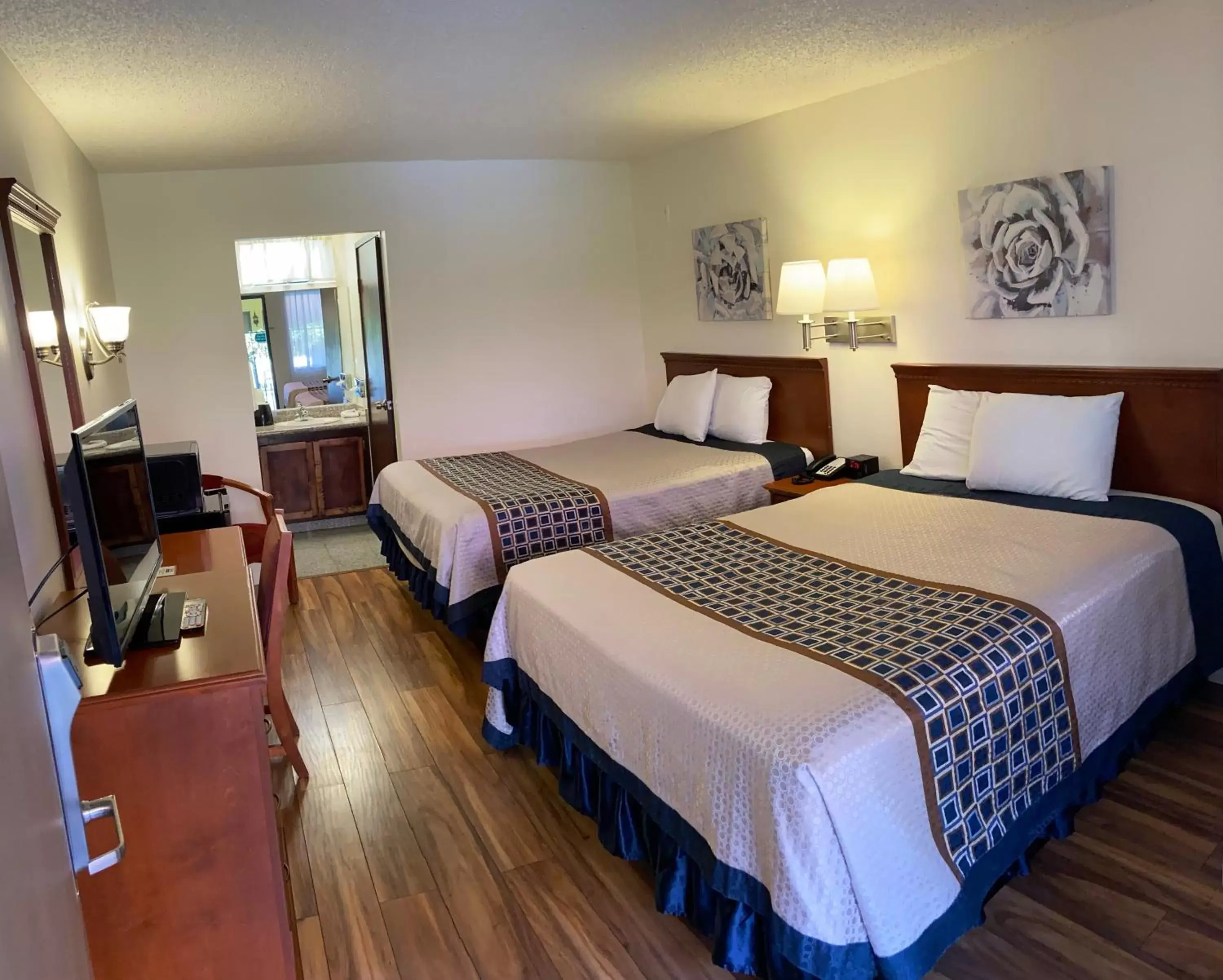 Bed in Vantage Point Inn - Woodland Hills Bed in Vantage Point Inn - Woodland Hills