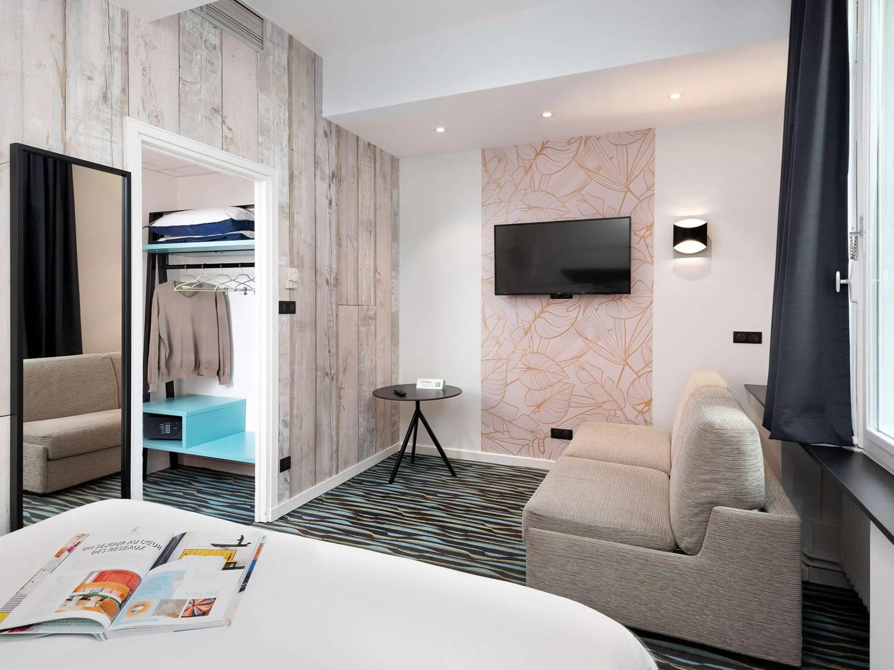 Bedroom, TV/Entertainment Center in ibis Styles Macon Centre