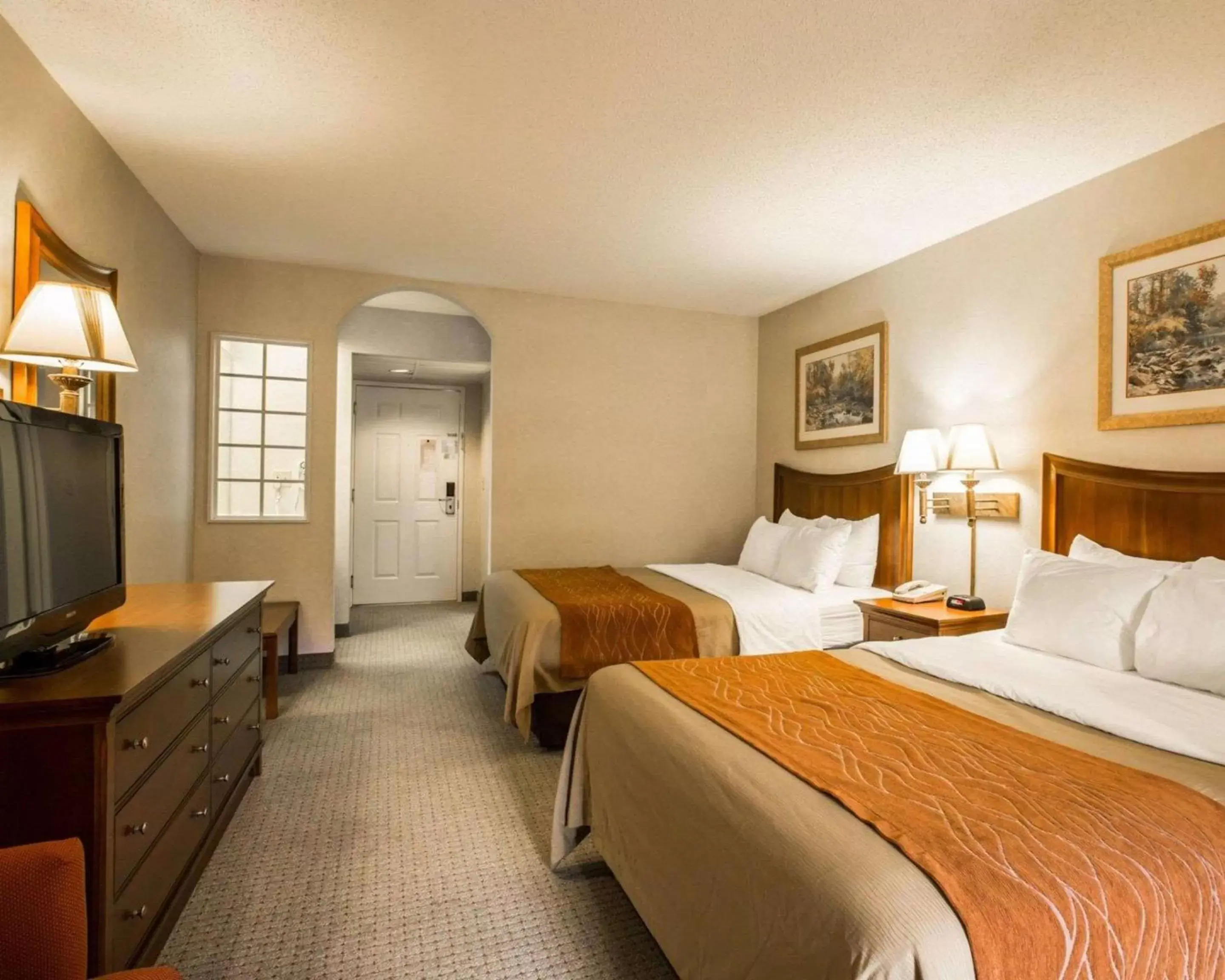 Photo of the whole room, Bed in Rodeway Inn & Suites Cherokee On the River Photo of the whole room, Bed in Rodeway Inn & Suites Cherokee On the River