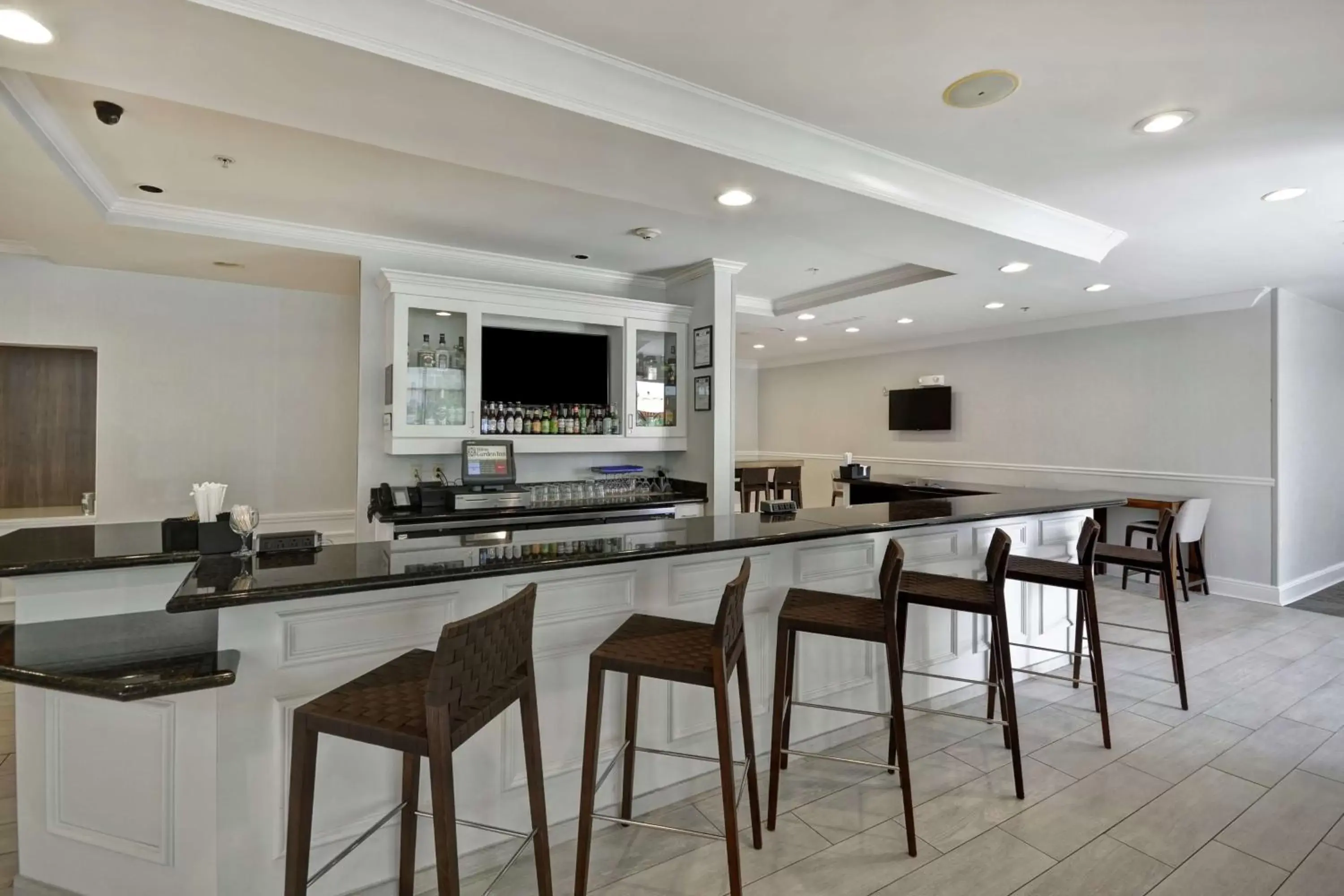 Lounge or bar, Kitchen/Kitchenette in Hilton Garden Inn Gulfport - Biloxi Airport