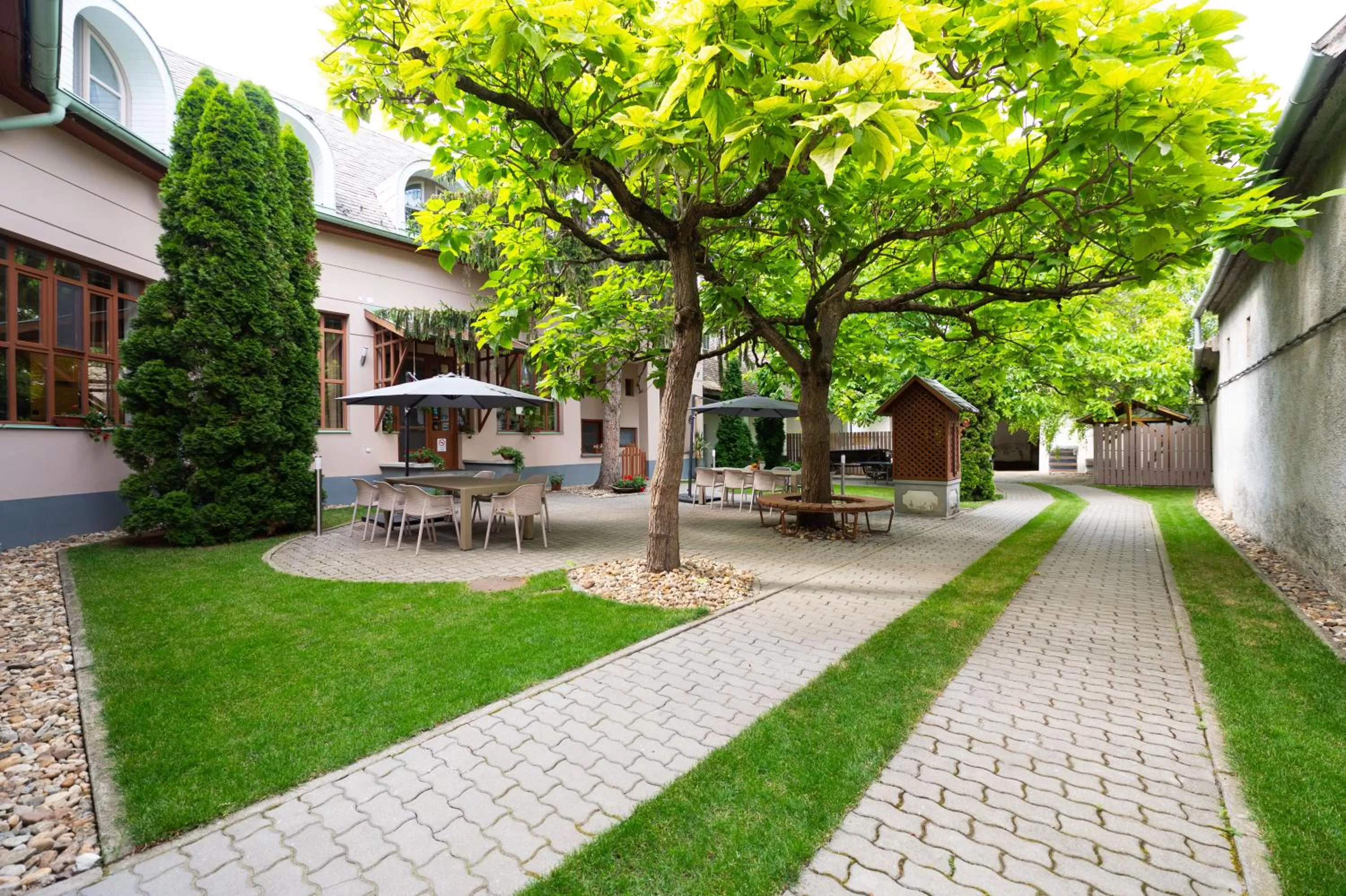 Inner courtyard view in Knáb Panzió