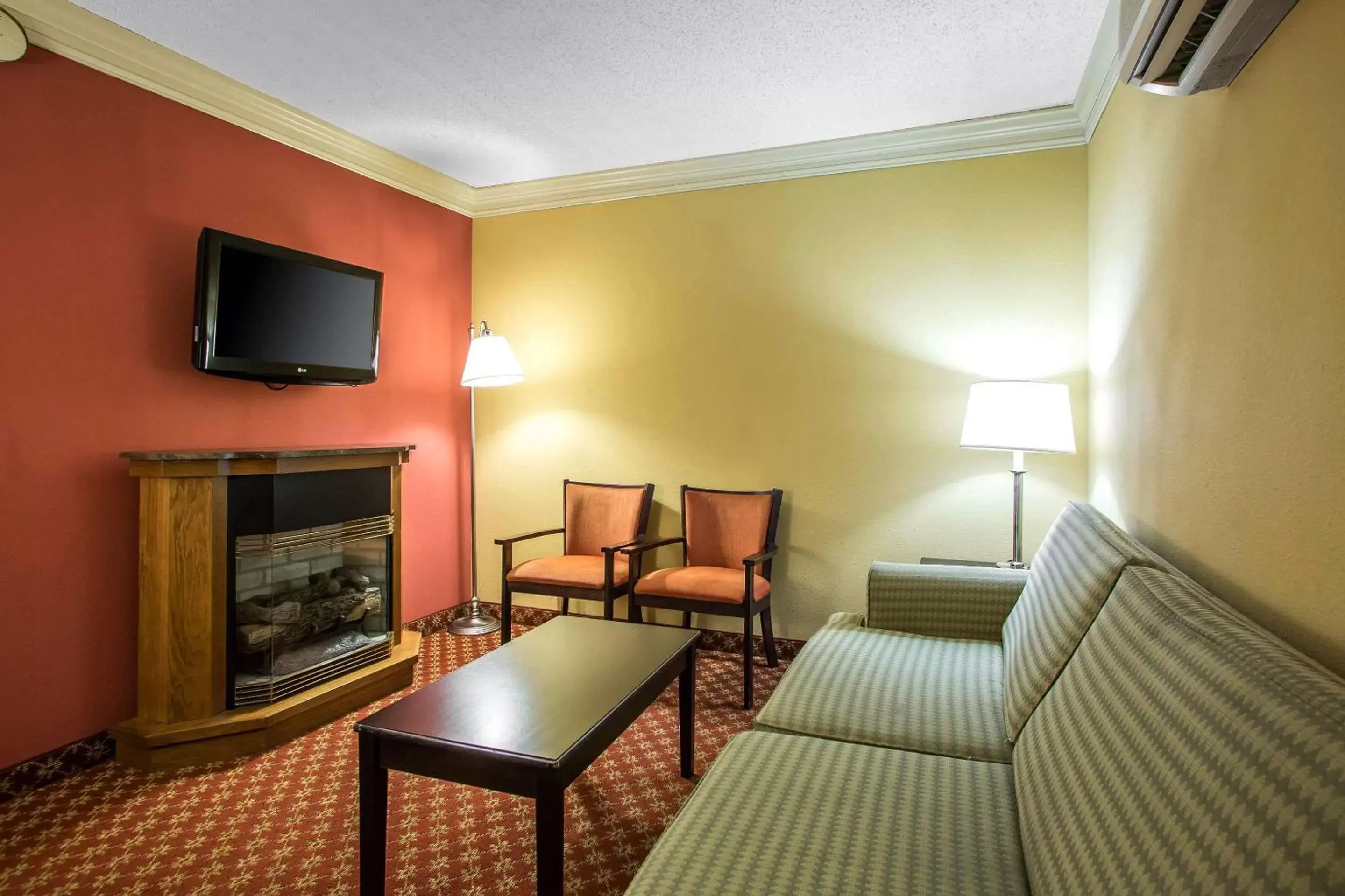 Photo of the whole room, Seating Area in Clarion Hotel & Conference Center Toms River