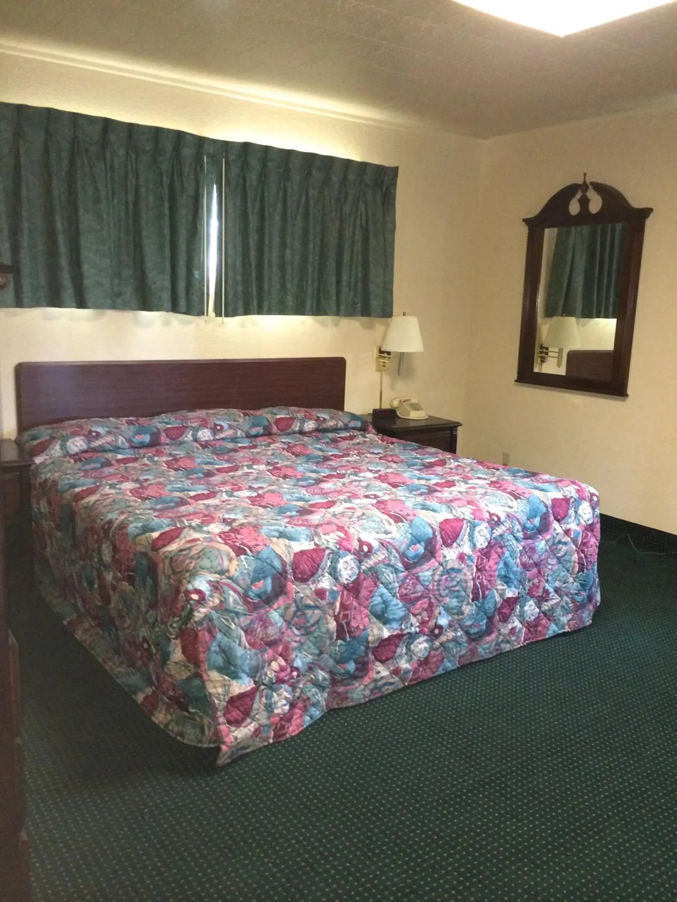 Bed in Rapids Inn & Suites